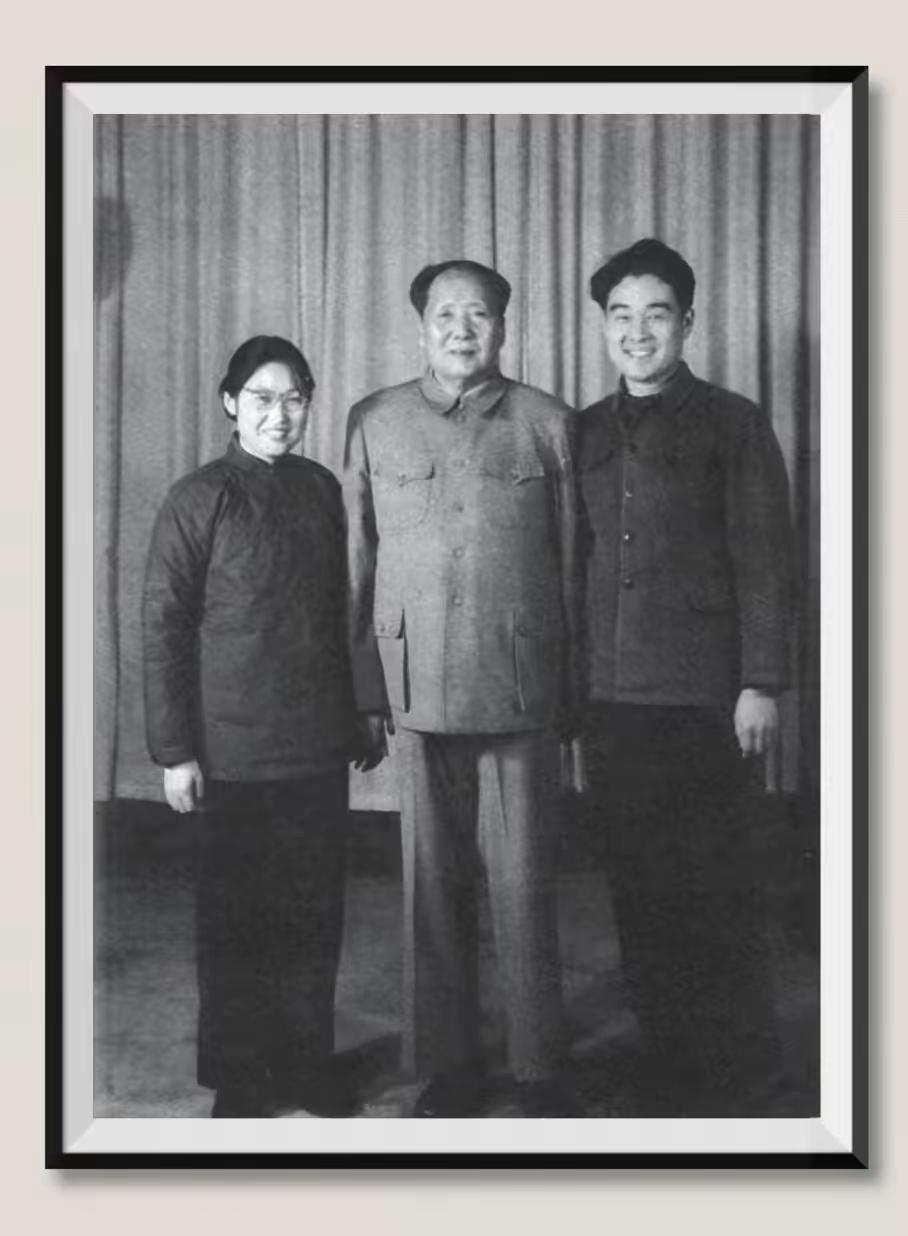 这张珍贵旧照，藏着伟人最温柔的烟火幸福
 
看过无数伟人意气风发的影像，唯独这张