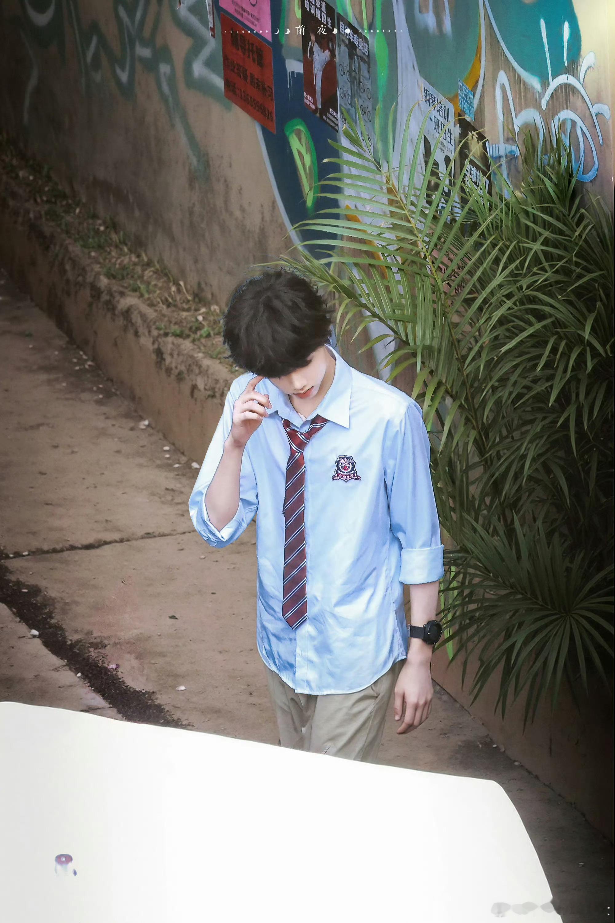陈奕恒 清源学长果然清爽 陈奕恒今日新剧路透，蓝衬衫配上红色领带，简单的搭配但怎