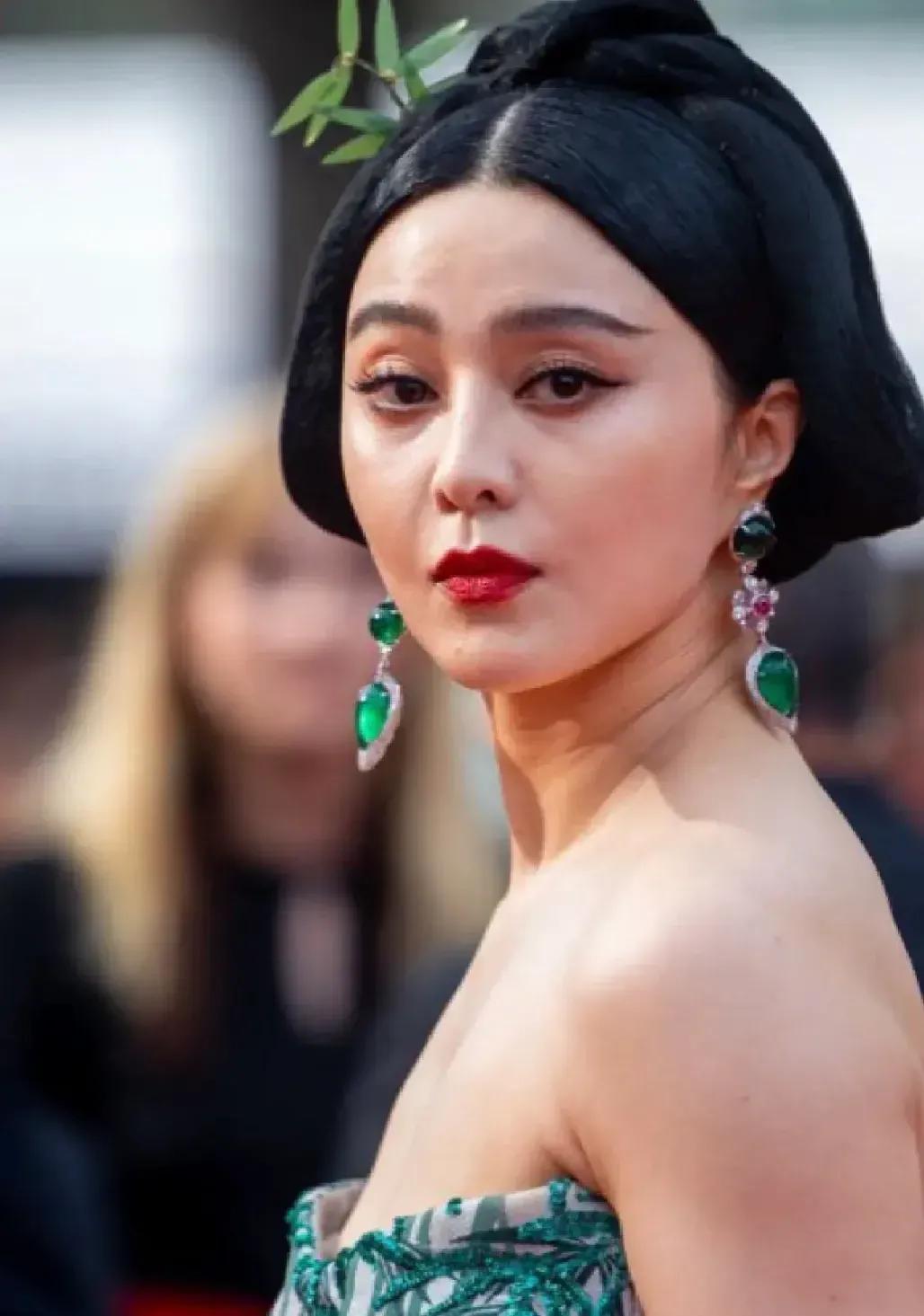 外媒镜头下的冰冰，有了很深的颈纹，脸上皮肤松弛，眼神空洞无光，再也没有以前的霸气