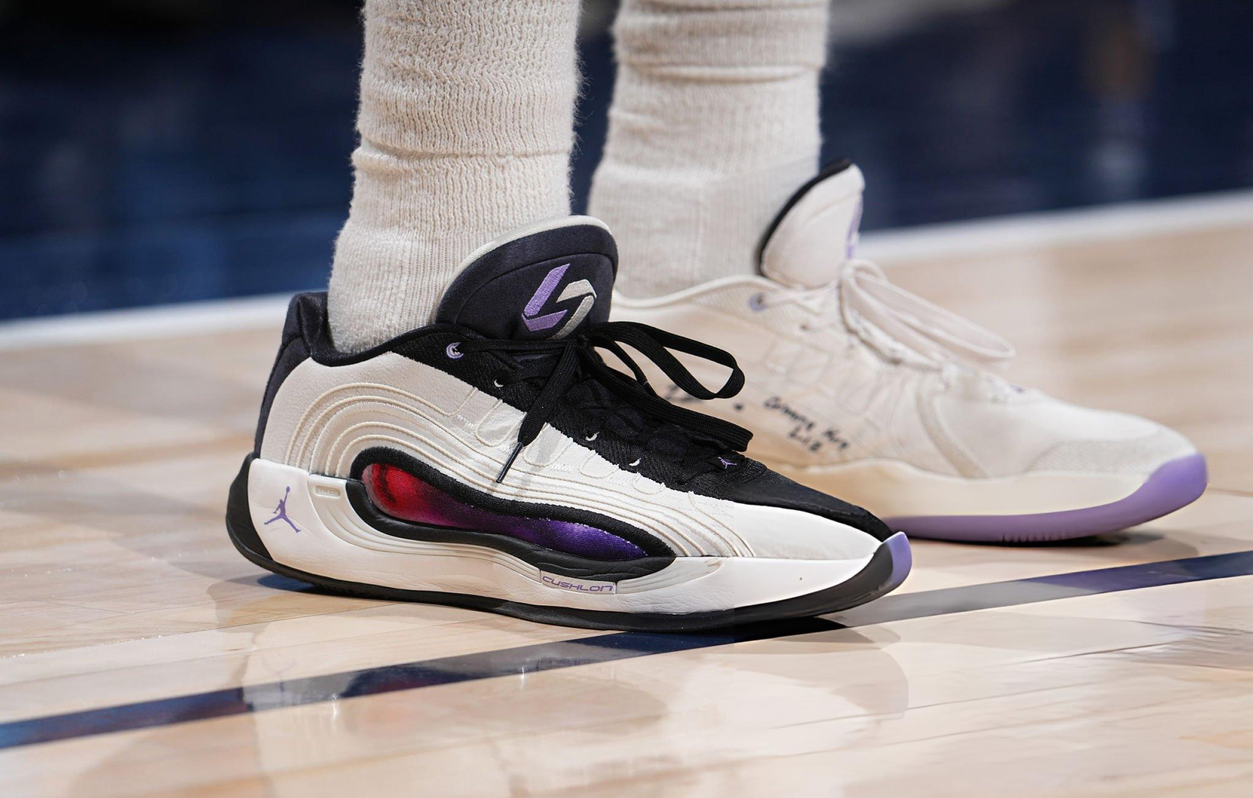 小蒂姆·哈达威今日上脚 Jordan Luka 4 “EYBL” 配色登场。可惜