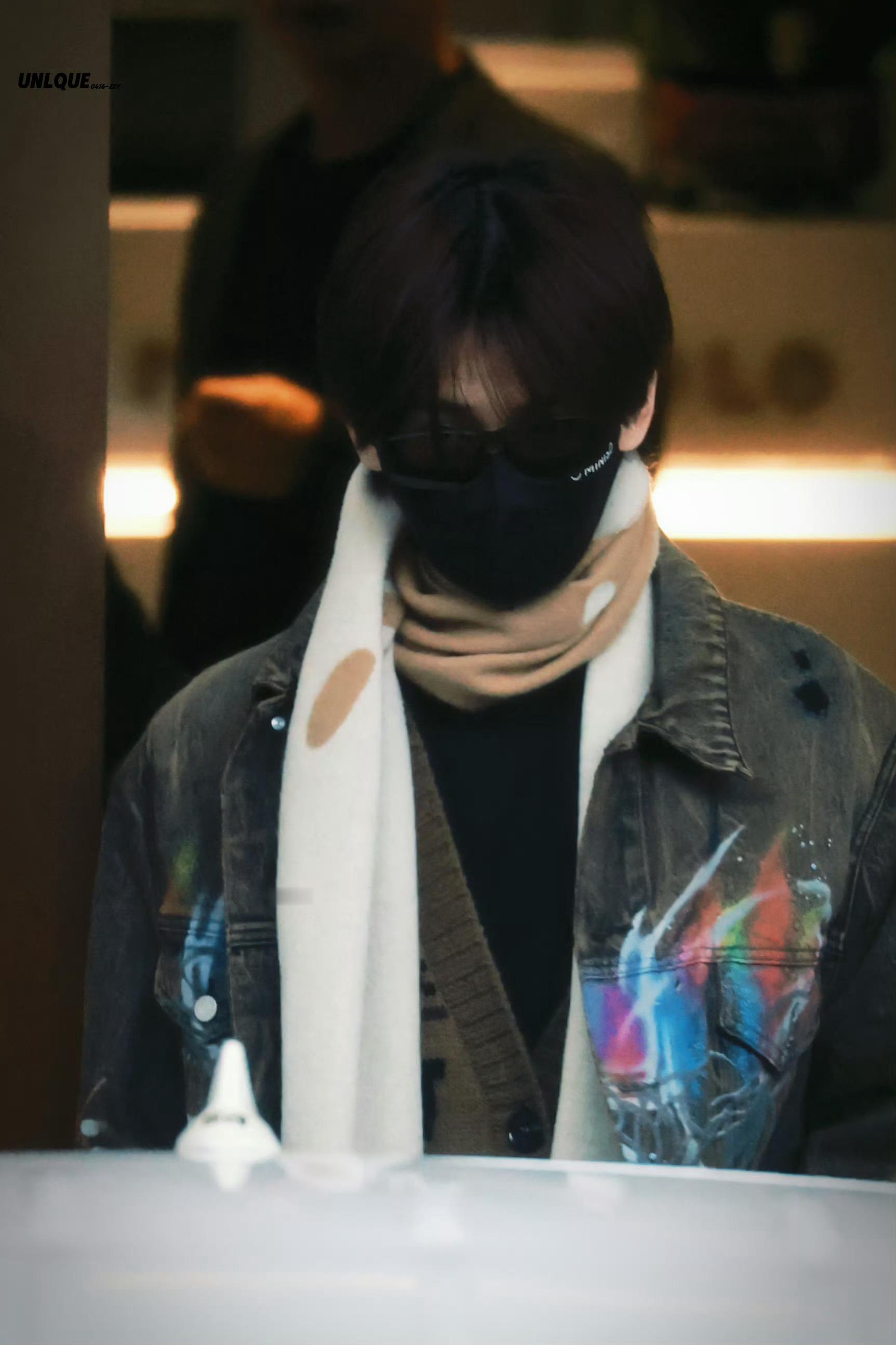 张真源西藏飞北京张真源西藏飞北京一身涂鸦套装+围巾穿搭好潮！起落平安，期待下次再