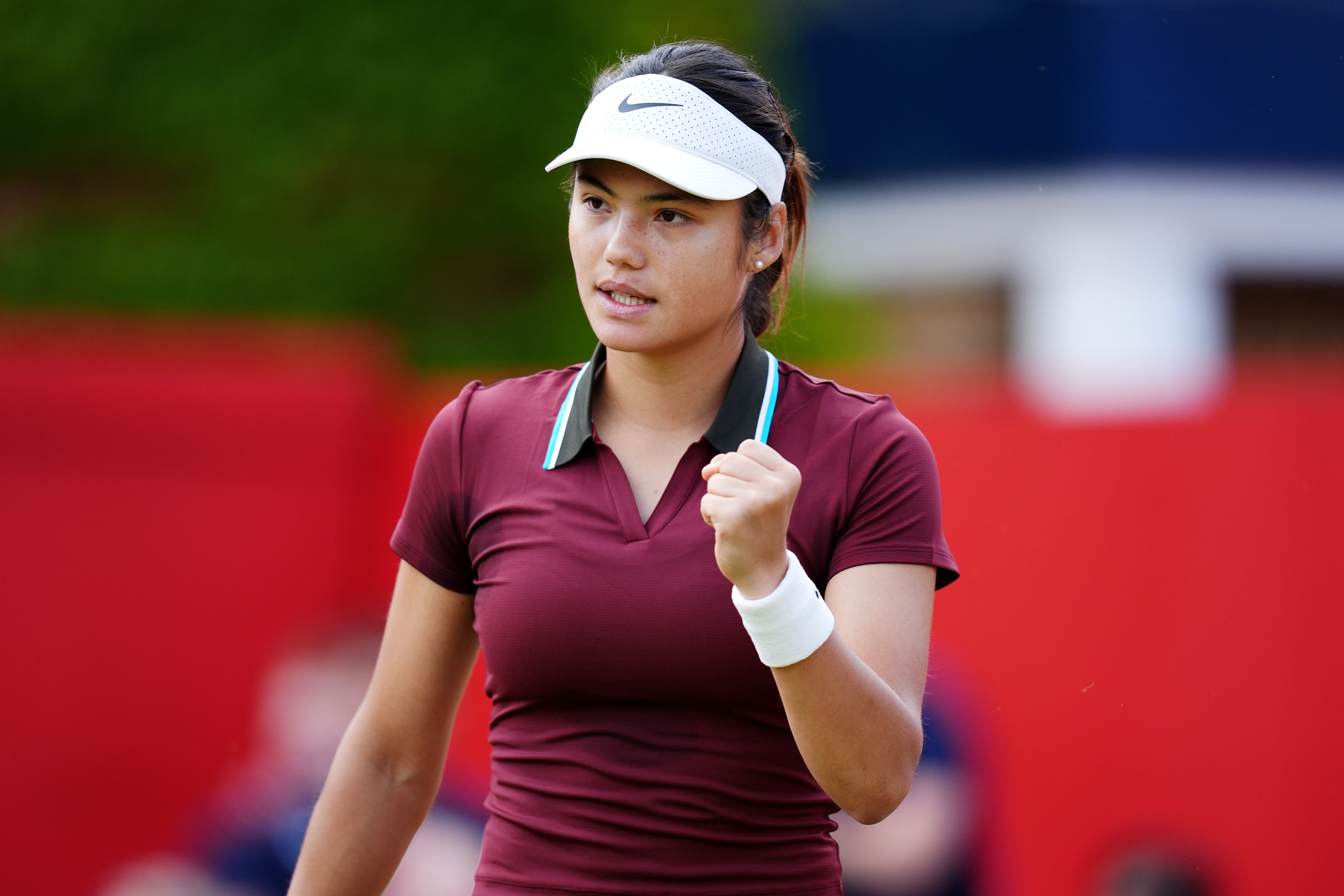 WTA500伦敦站，拉杜卡努以6-1 6-2横扫资格赛选手布克沙，顺利闯过首轮关