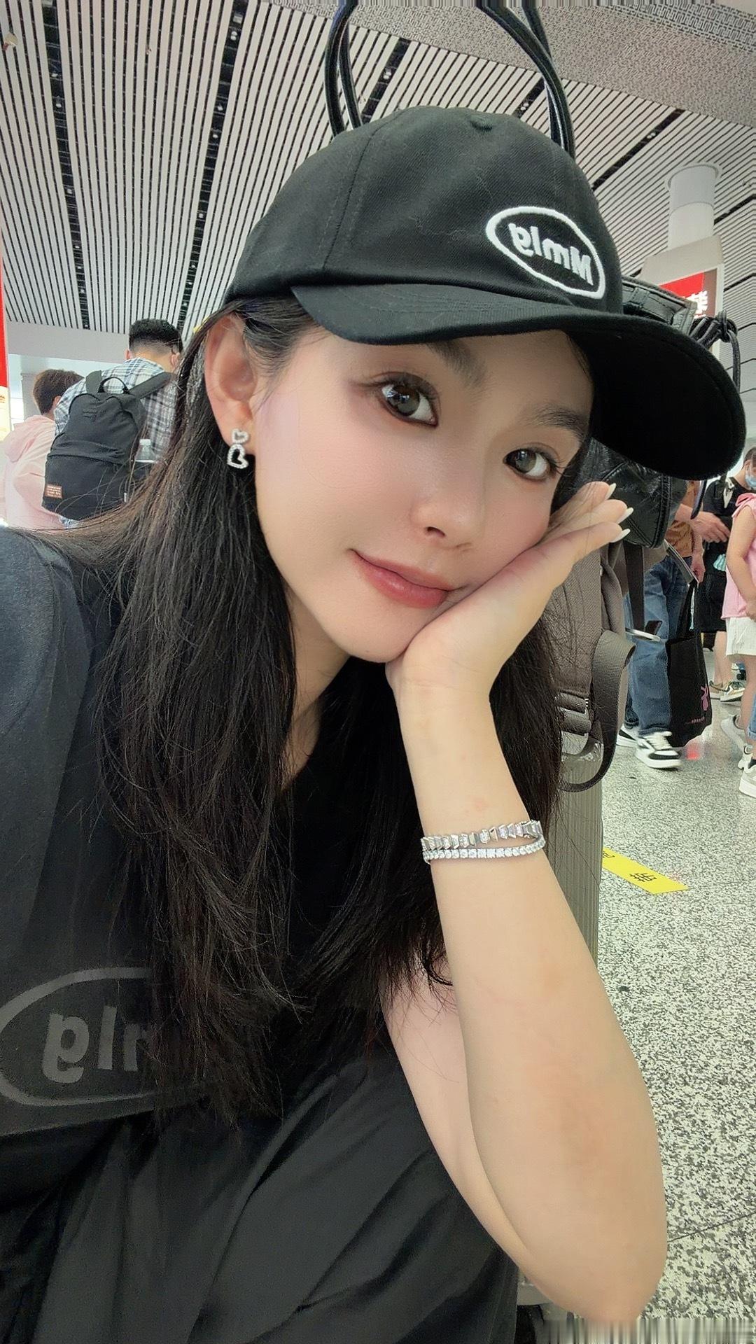 🚄高铁去杭州啦！！！我发现我在排队的时候，特别喜欢蹲着～你们也是嘛 合肥·合肥