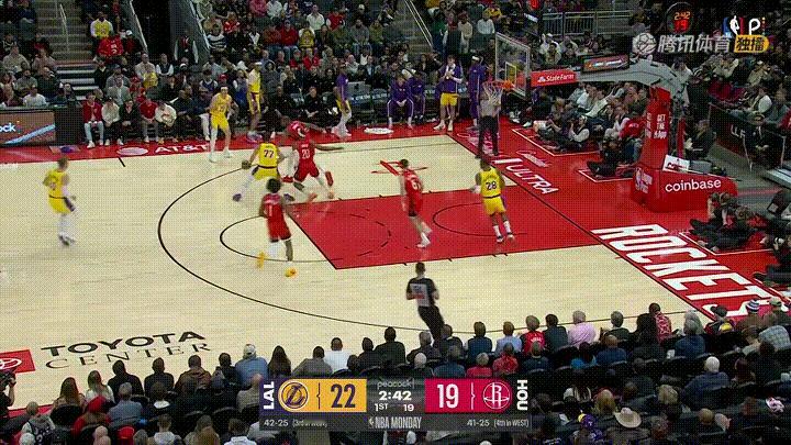 火箭新星谢波德真是一个人见人捏的软柿子！在今天火箭主场迎战湖人的比赛中，当时比赛