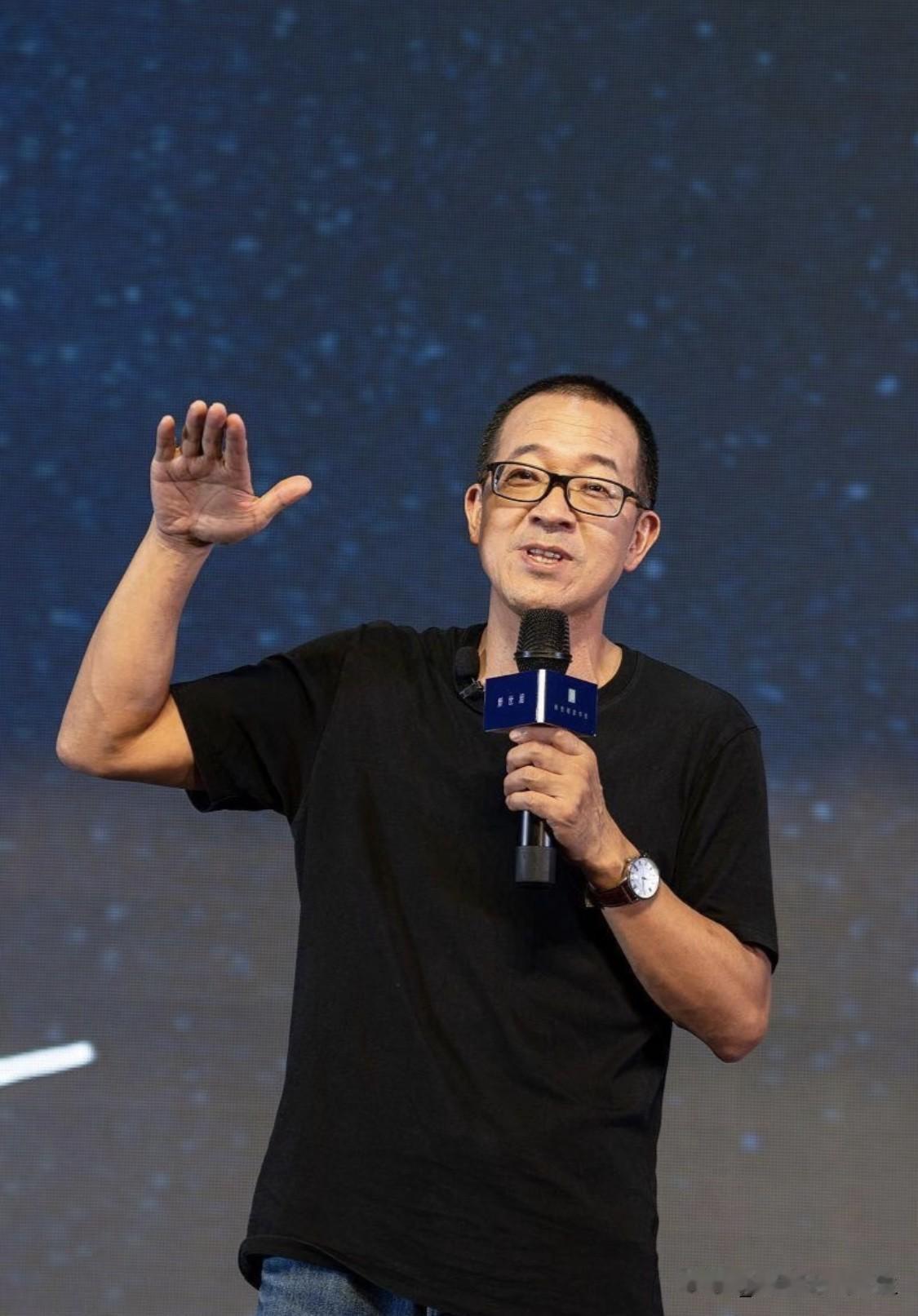 俞敏洪说：“我们倒是都自卑过，因为长相，因为穷！所以，不要认为你一无所有，当你一