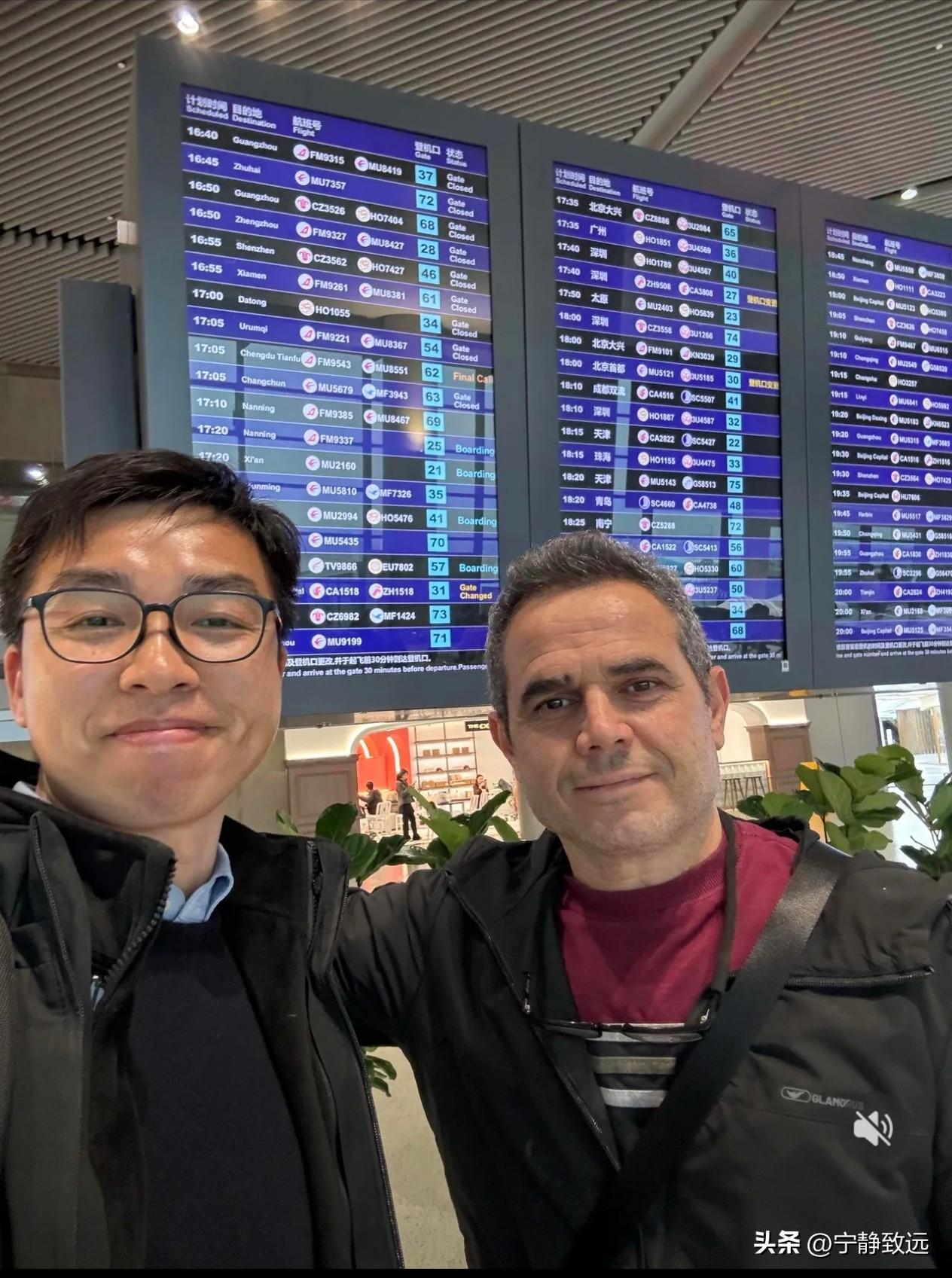 虹桥机场偶遇伊朗商人，战时归途的匆匆相逢
 
虹桥机场候机，偶然遇见一位伊朗商人