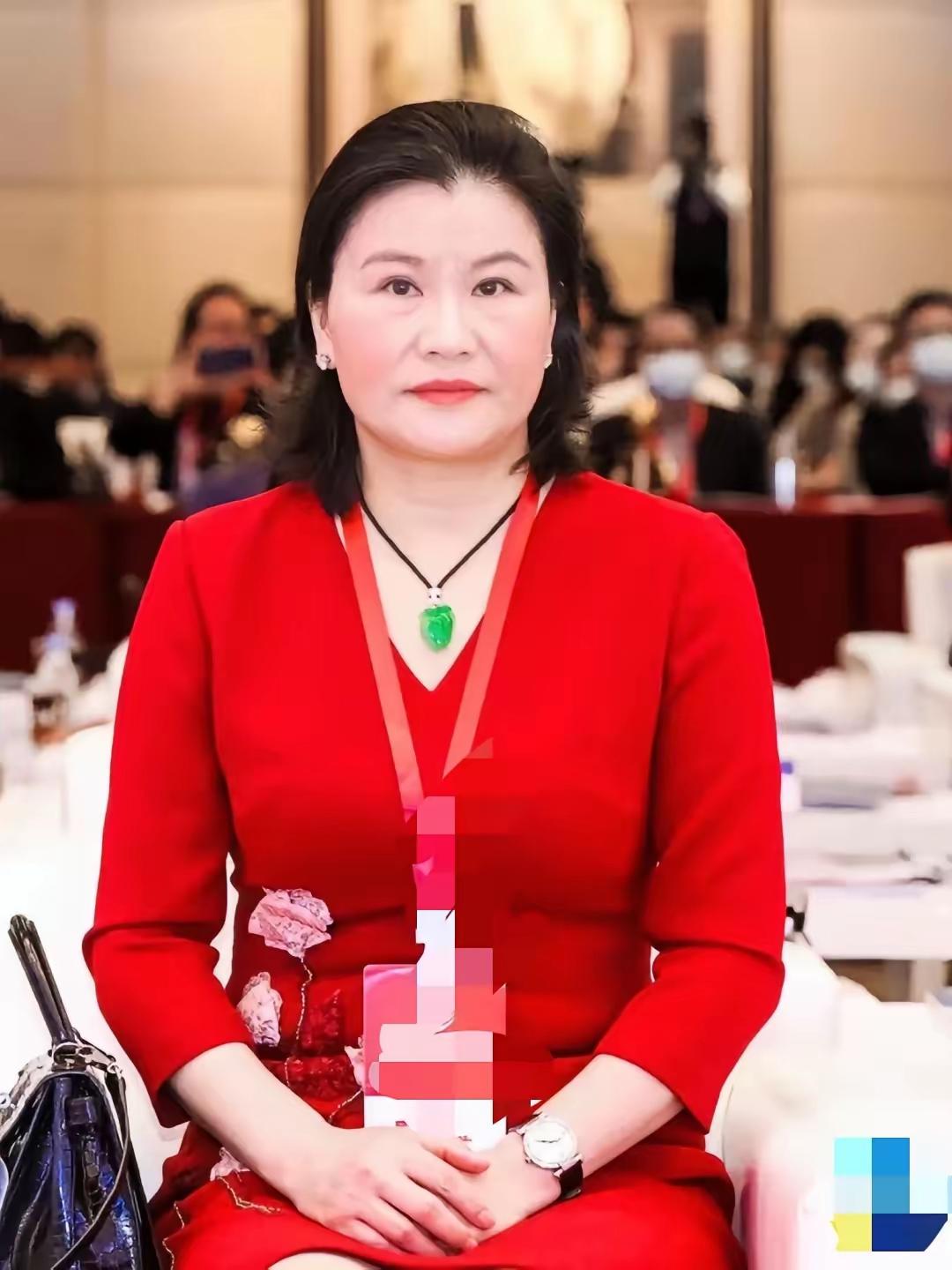 湖南永州媳妇周群飞，靠一部收音机听到深圳开放消息南下闯荡，23岁便踏上创业路。从