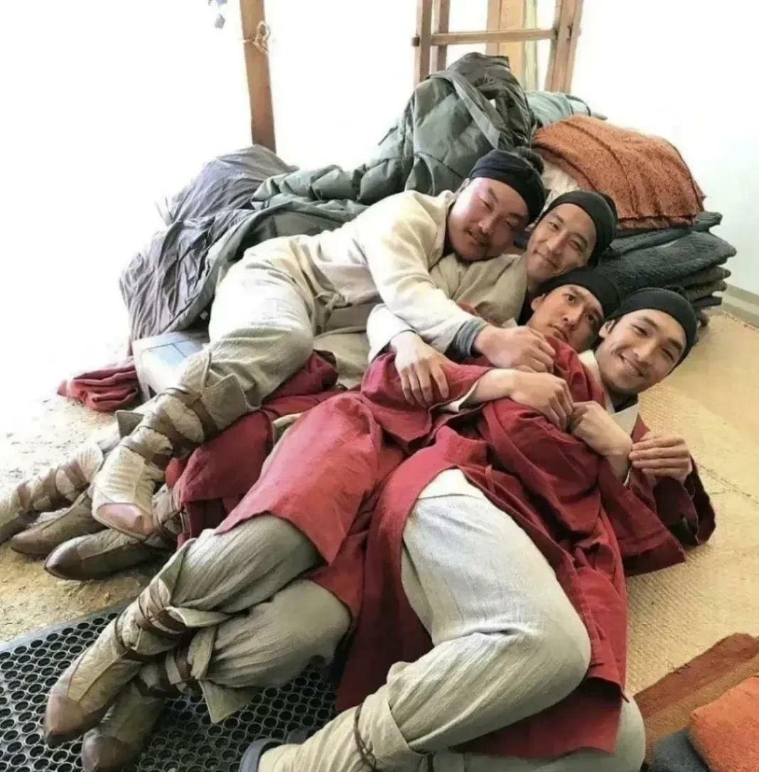 难怪刘亦菲一脸的生无可恋毫无兴趣，换作任何一个人，估计都难有好脸色！ 