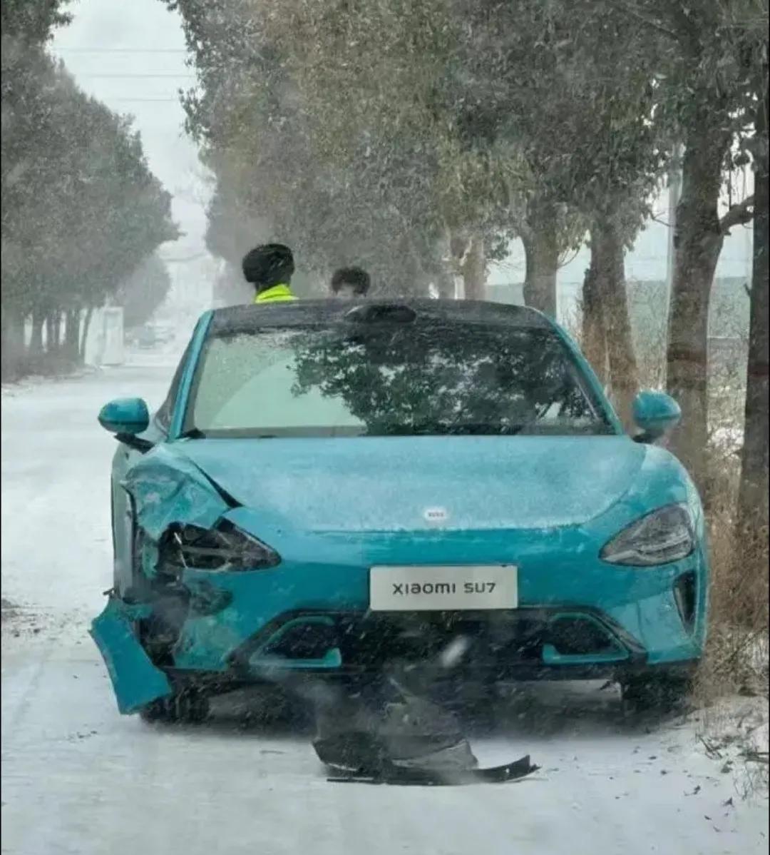 小米SU7首撞，这个原因应该很明显雪地路滑，可见的损坏有前保险杠，大灯，前翼子板