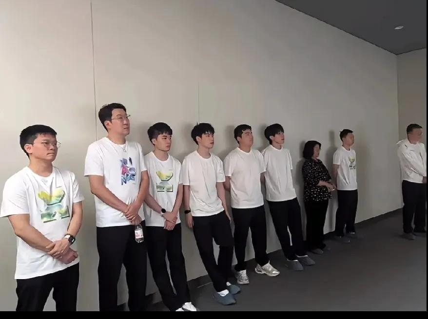 家人们谁懂啊！刷到魏桥队活动视频，一眼瞅见王楚钦、梁靖崑 、黄友政这帮国乒大佬，
