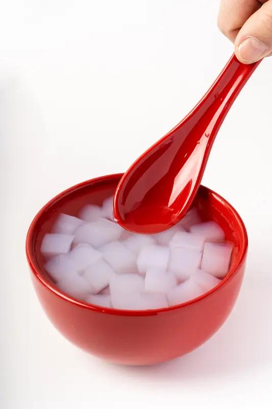 现在市面上椰子水很火，好多人觉得它健康又好喝，就使劲儿买。但你可能不知道，你喝的