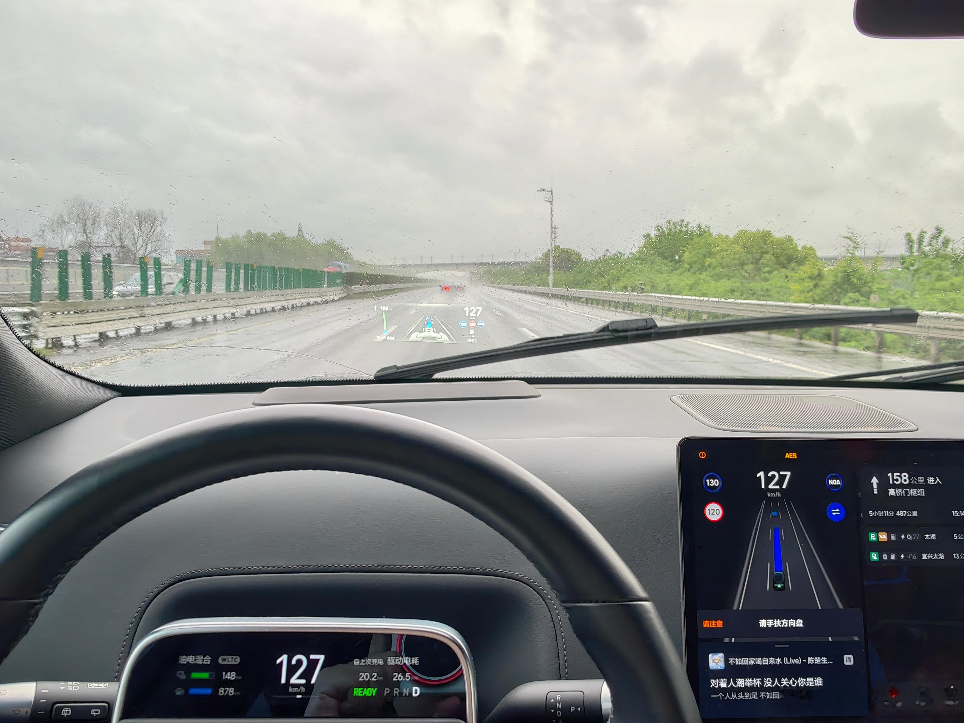 长途自驾除了不能有补能焦虑一个好用的辅助驾驶也很关键四年前交付的车还能用最新版本