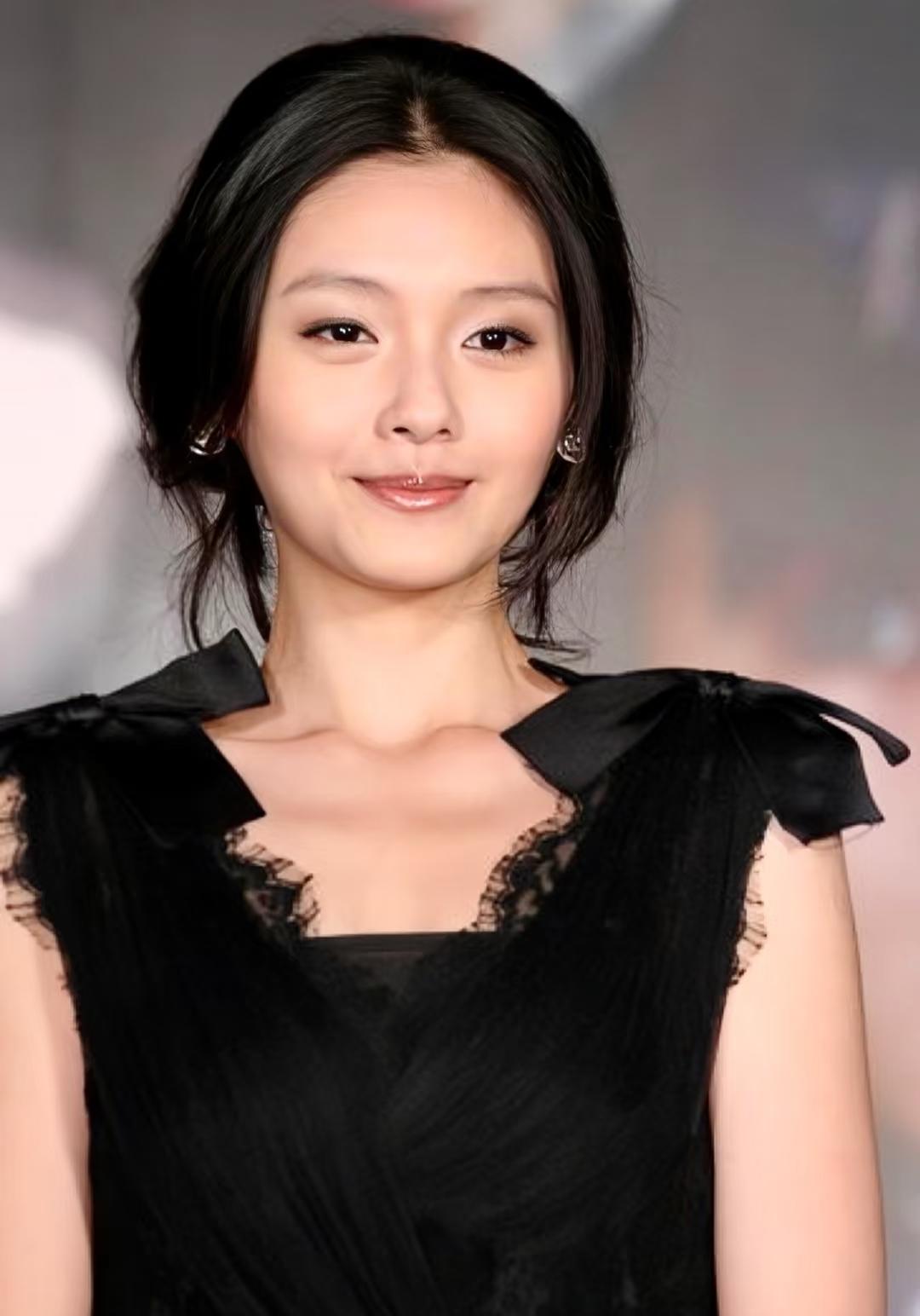 她刚离婚的时候，所有人都是支持她的，说她带两个孩子挺不容易，出来工作的话相信大家