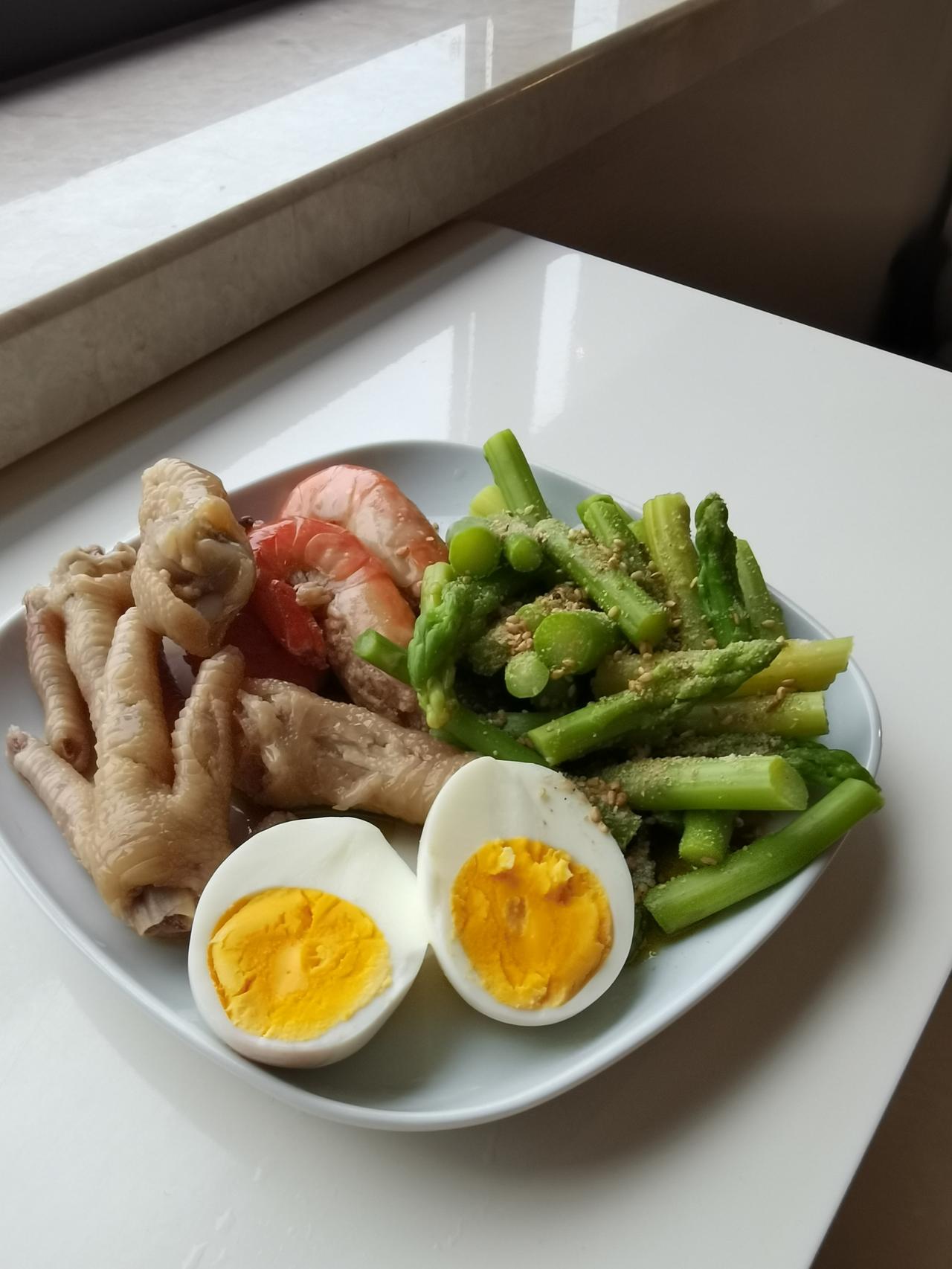 【星期二 早餐打卡】
凉拌芦笋、糟大头虾、糟鸡爪、白煮蛋、牛奶咖啡、燕麦块

【