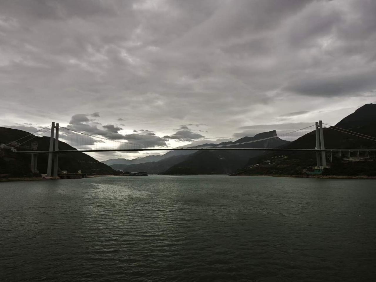 重庆·奉节港。
曾经沧海难为水，
除却巫山不是云。
取次花丛懒回顾，
半缘修道半