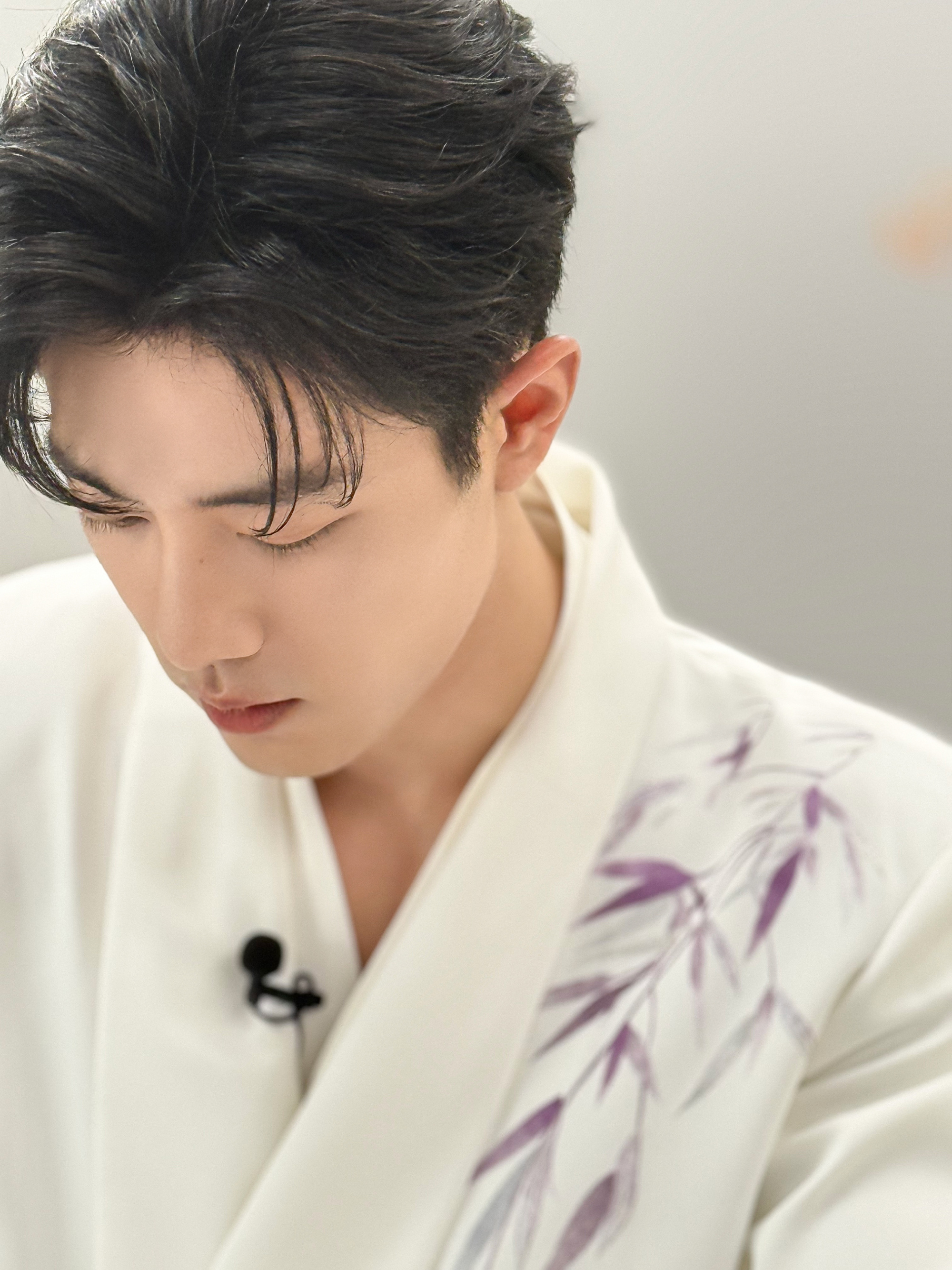 脸这么好看 谁还能注意到你手里拿的是牙膏还是玫瑰花呀...[流鼻血] ​​​