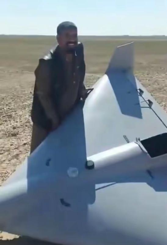 这个伊拉克人发财了！说出来估计没人敢信，他居然在自家附近的空地上，捡到了一架美军