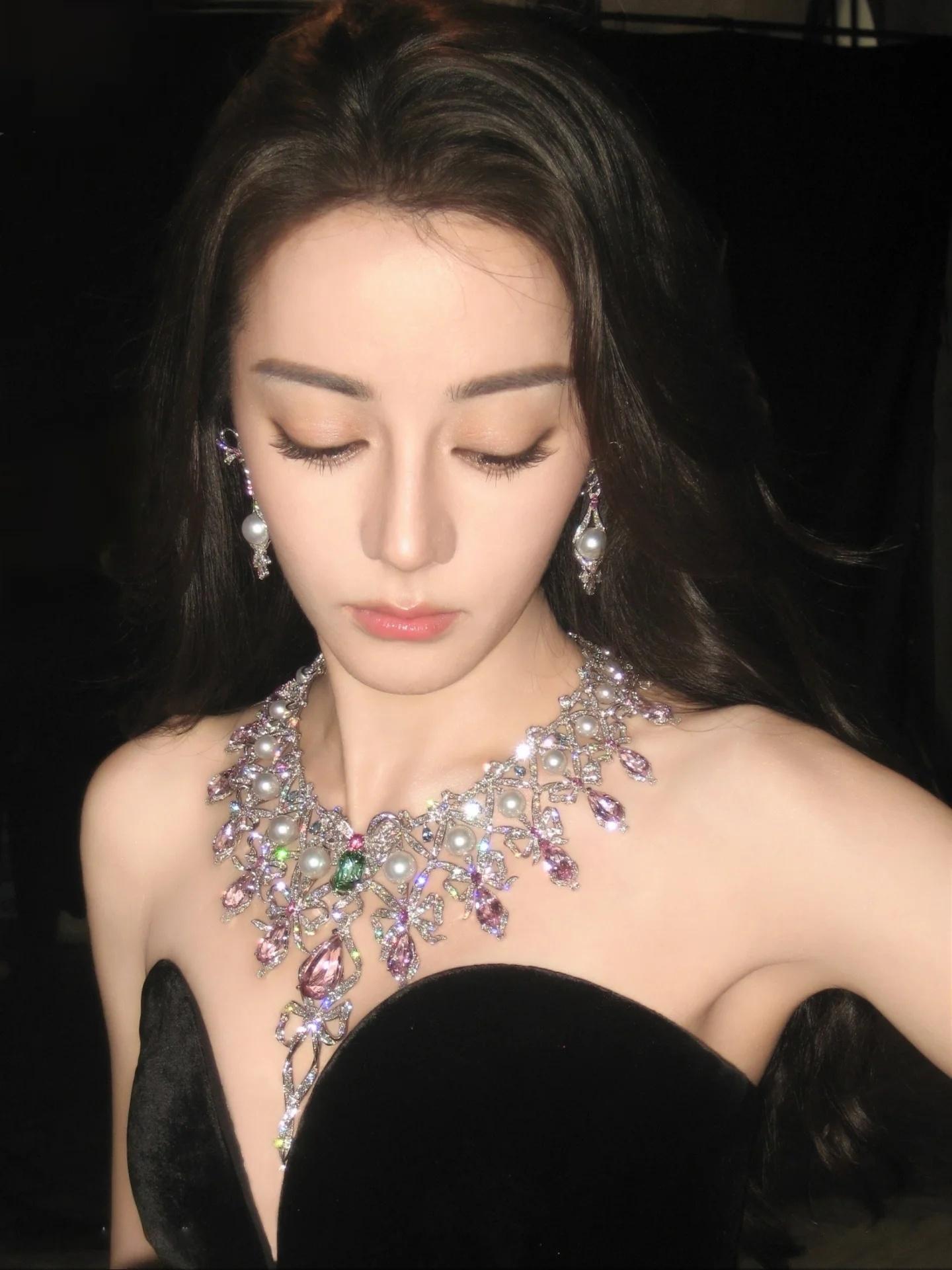 迪丽热巴高珠配美人，我们本本子和迪丽热巴就是最配的啊，大珠宝搭配上浓颜系迪丽热巴