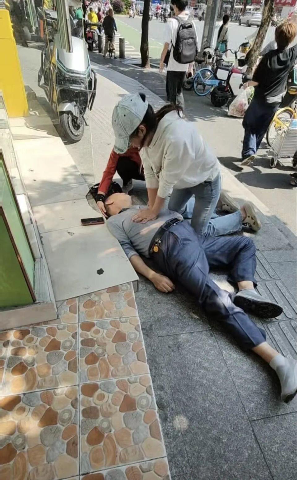 街头施救显担当，凡人善举暖人心医者仁心藏风骨，危难时刻敢担当。广东佛山街头的暖心