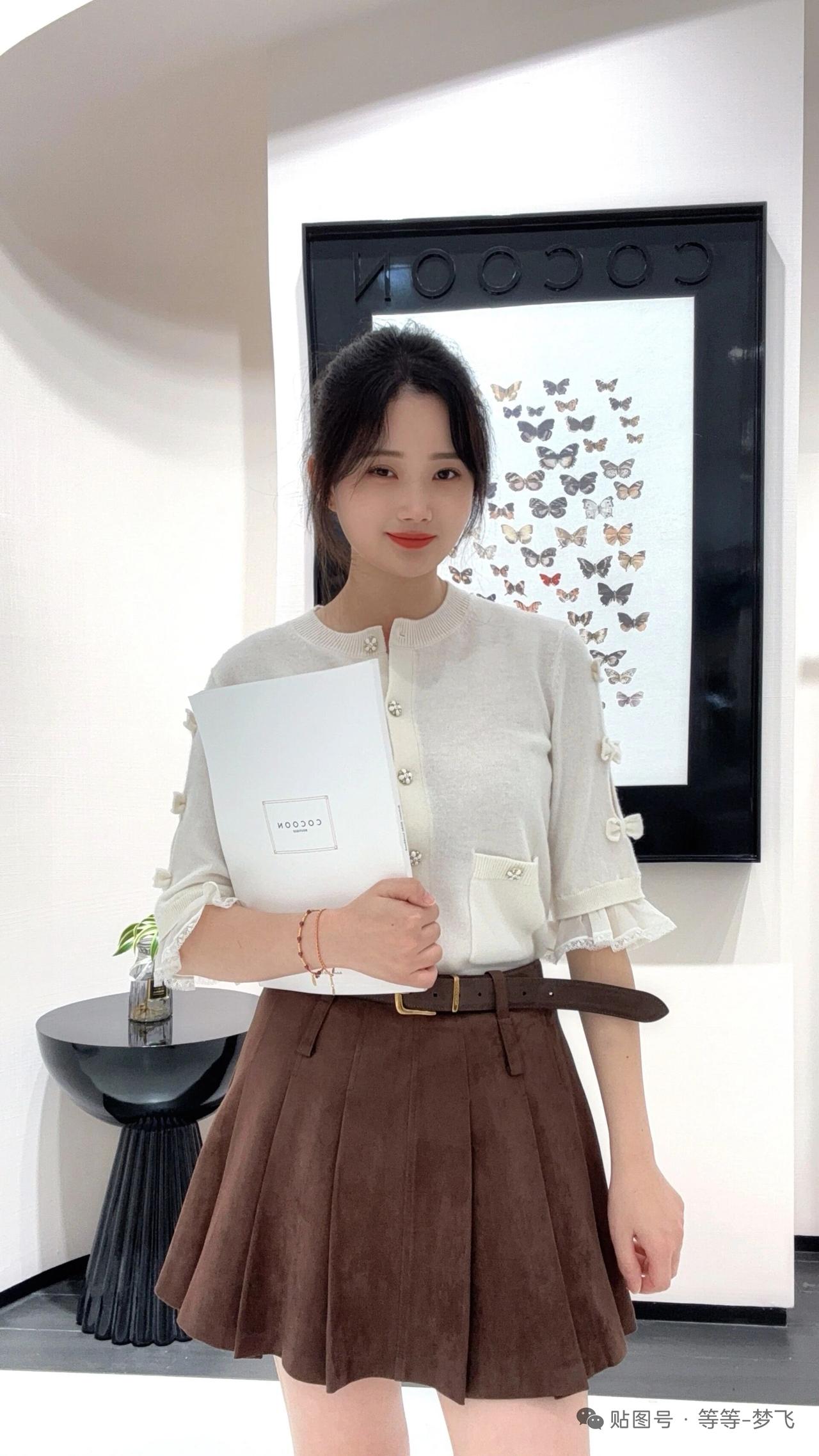 女孩拿着文件夹，穿得像学生。