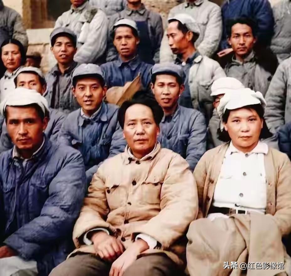 1942年5月延安杨家岭，毛泽东与丁玲等延安文艺工作者合影。当日延安文艺座谈会闭