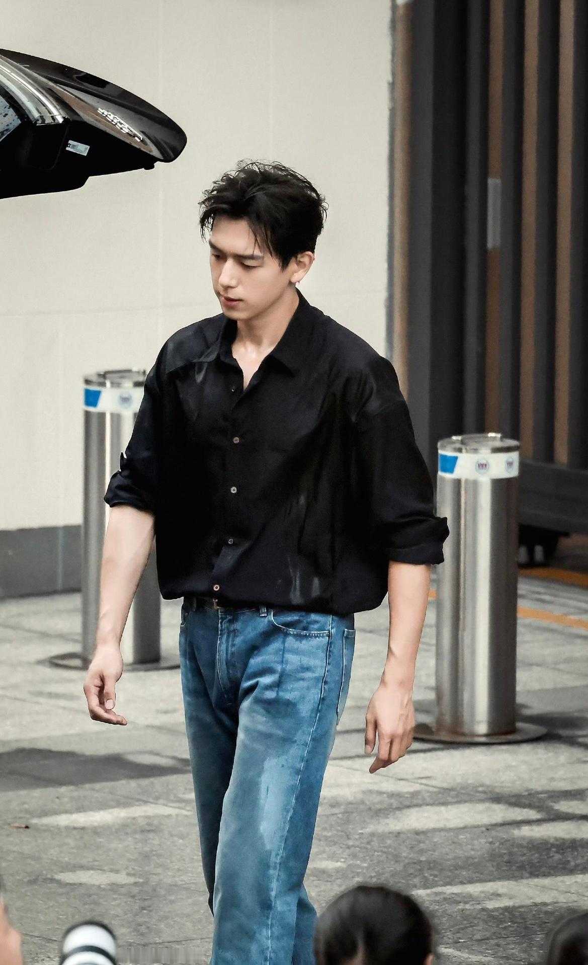 李现分享生活六宫格李现主演剧集《野狗骨头》改编自同名小说，剧中他诠释桀骜坚韧的底