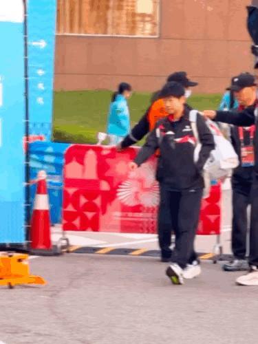 穿队服的小莎 ​​​