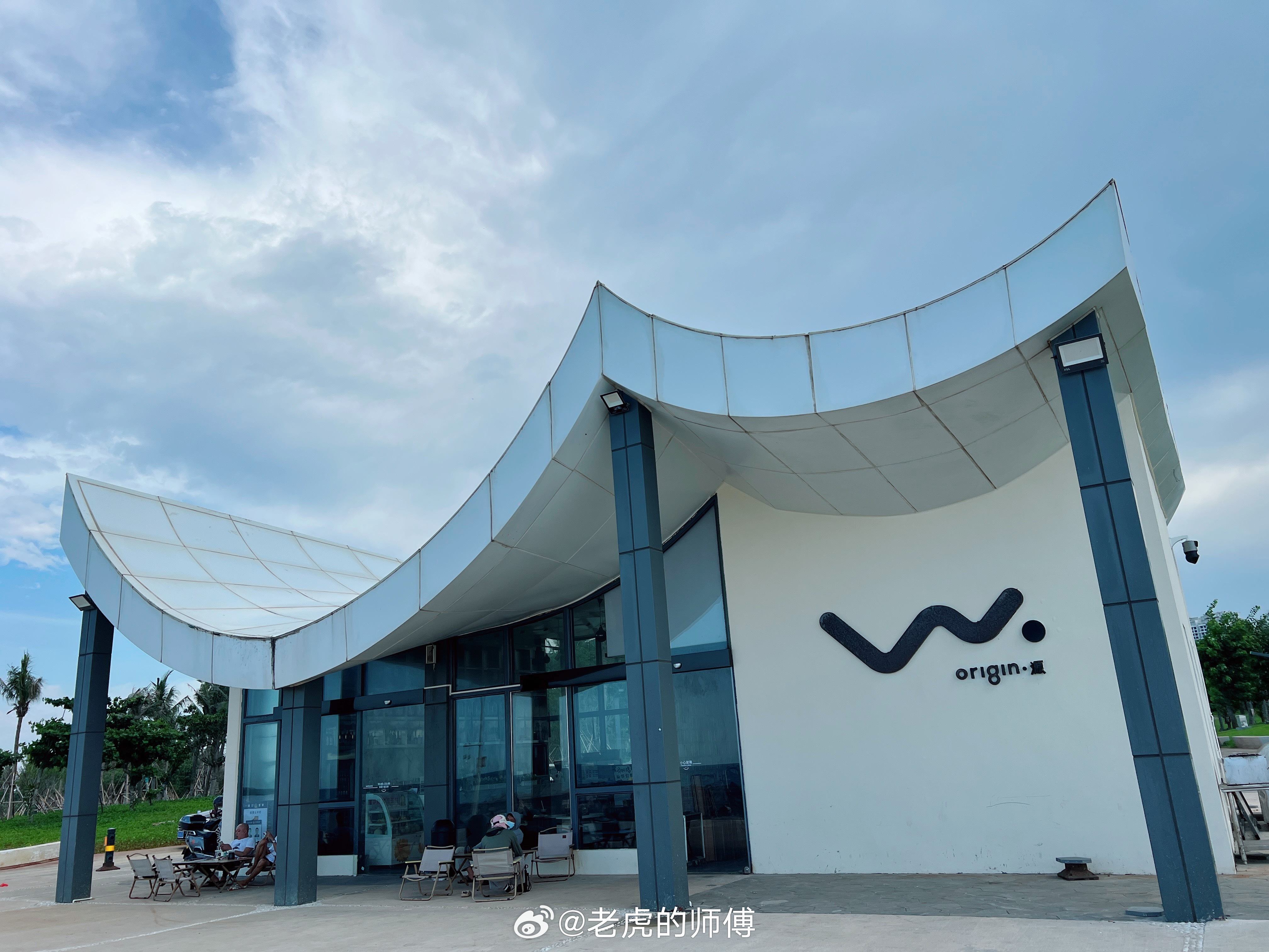 ☕️走到哪里都要喝一杯。漫步海口西海岸，海南三大古港之一的烈楼港。相传，汉武帝时