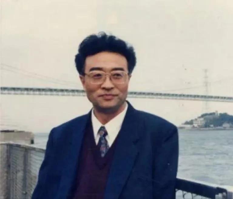 他名叫刘铁骑，是大贪官刘青山的儿子，父亲在1952年被枪毙的时候，刘铁骑才6岁，