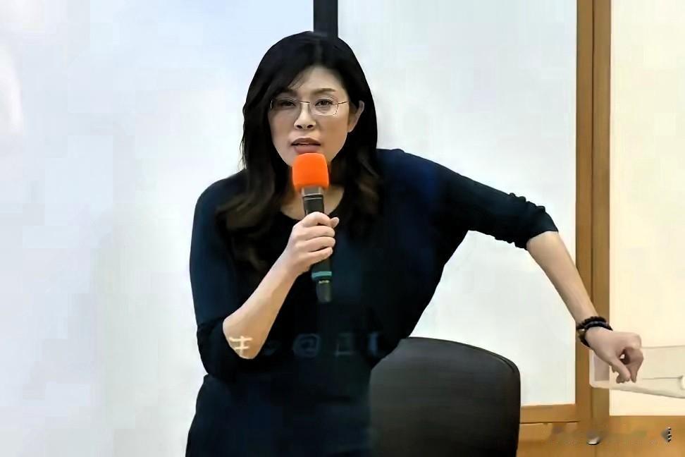 绿营学生当场质问：“你凭什么说自己是中国人？”郑丽文一句话点燃东吴大学演讲台——