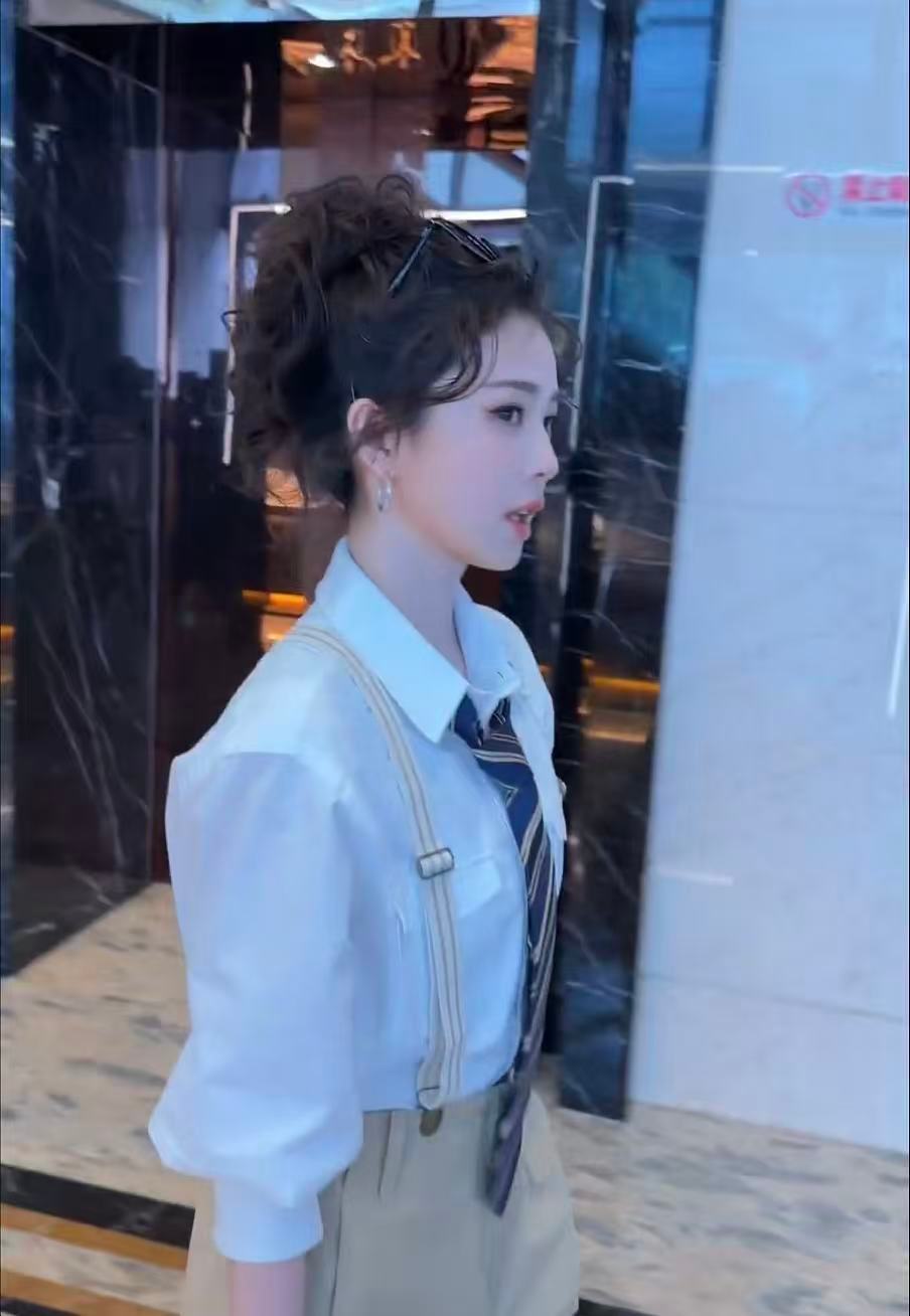 白鹿今天是卷毛造型白鹿卷毛新造型惊喜感满满，卷发线条温柔自然，浓郁港风氛围感拉满