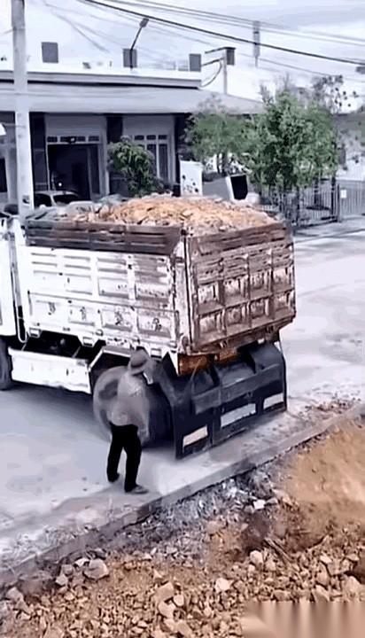 我跟你讲，车“咕咚”一下掉河里那一刻，全世界都安静了。
岸上那个兄弟，前一秒还跟