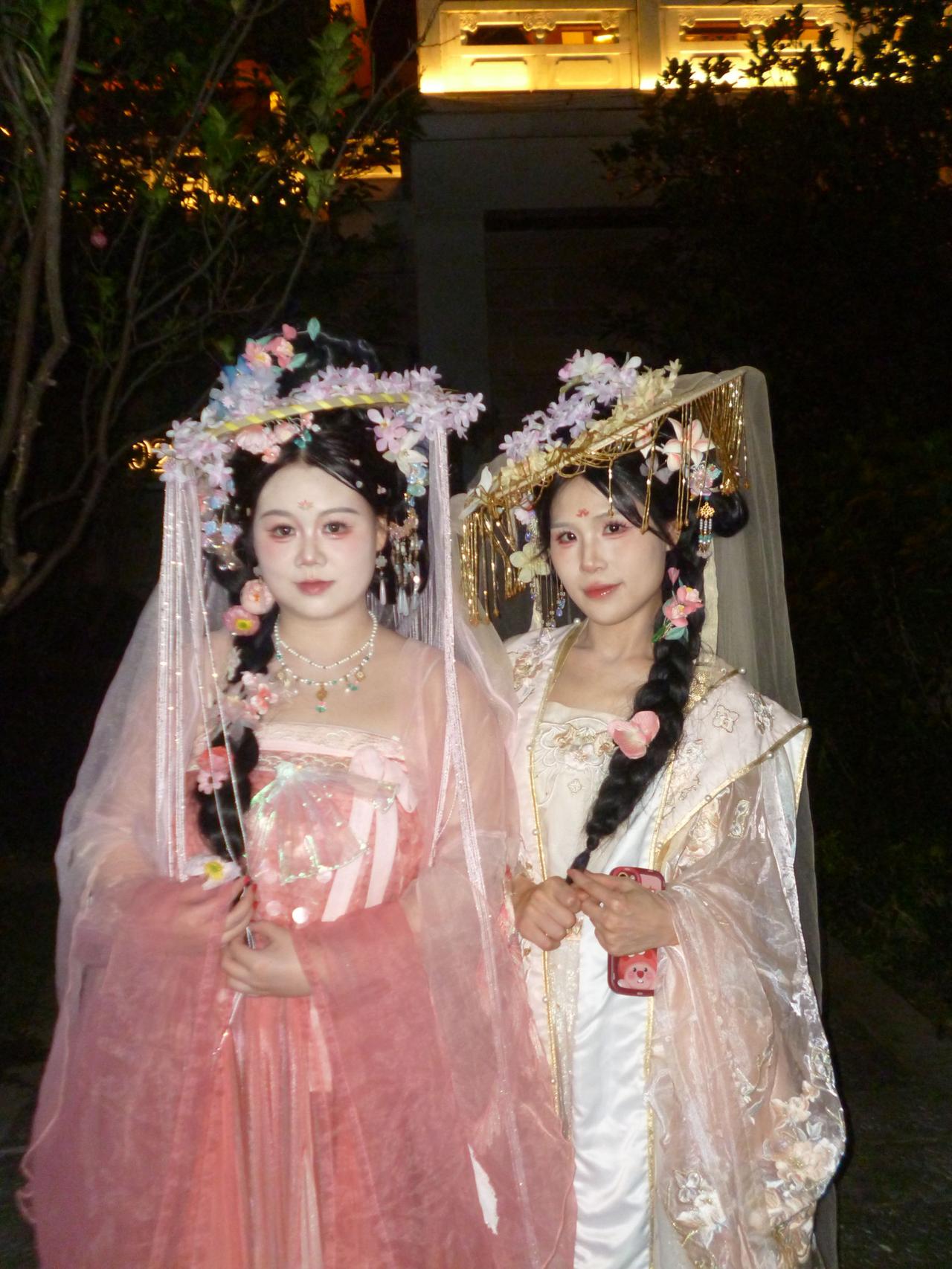 古镇偶遇姐妹花，随拍两张唐制汉服闺蜜照 喜欢古风的女孩 国风合伙人 一定要和闺蜜
