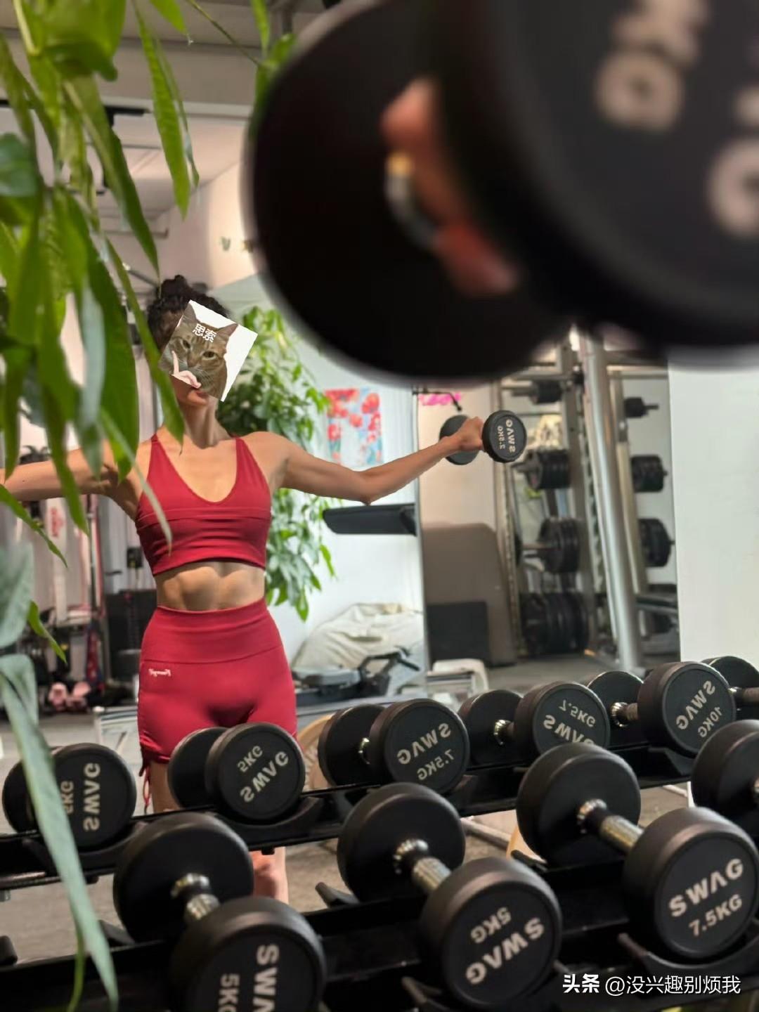 周洁琼的小翘臀