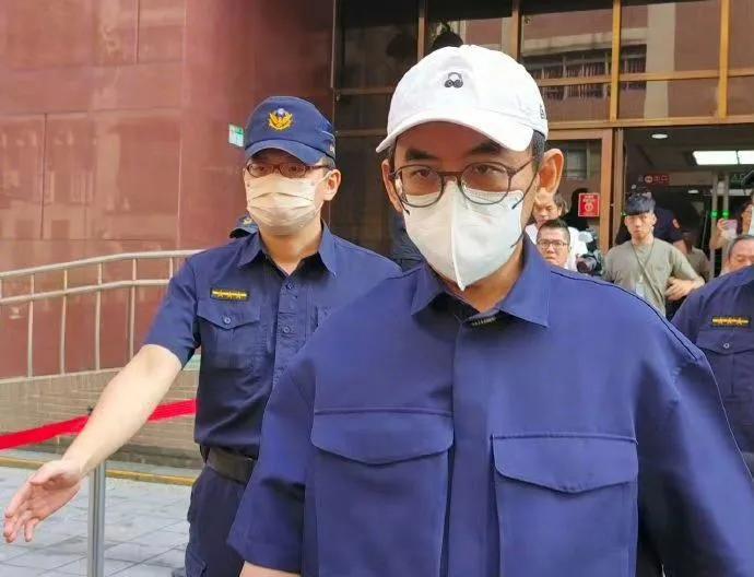 台湾艺人黄子佼翻车了，一审被判刑，他能有今天估计早有预兆，从他以前的种种行为，不