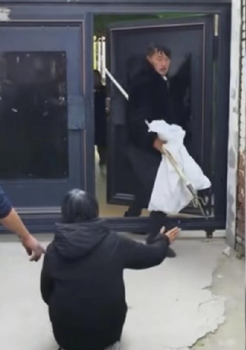 大衣哥商演这几年也赚的盆满钵满，但是那是他凭借自己的才艺所得，有位6旬老太太跪在