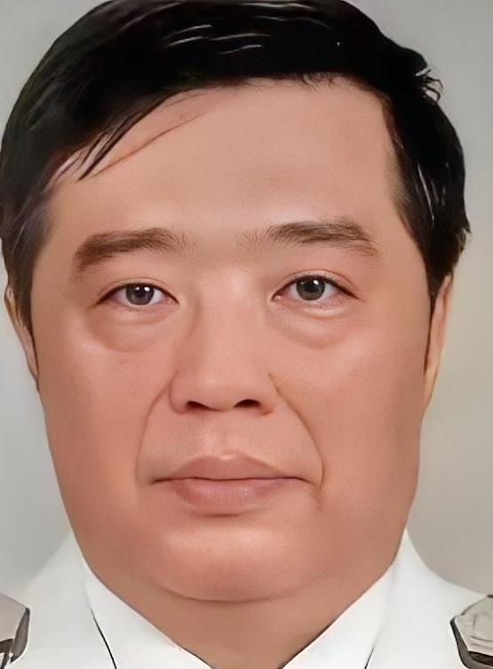 1998年，香港一家商人的办公室里，气氛有点紧张，海军副司令员贺鹏飞凑到他耳边小