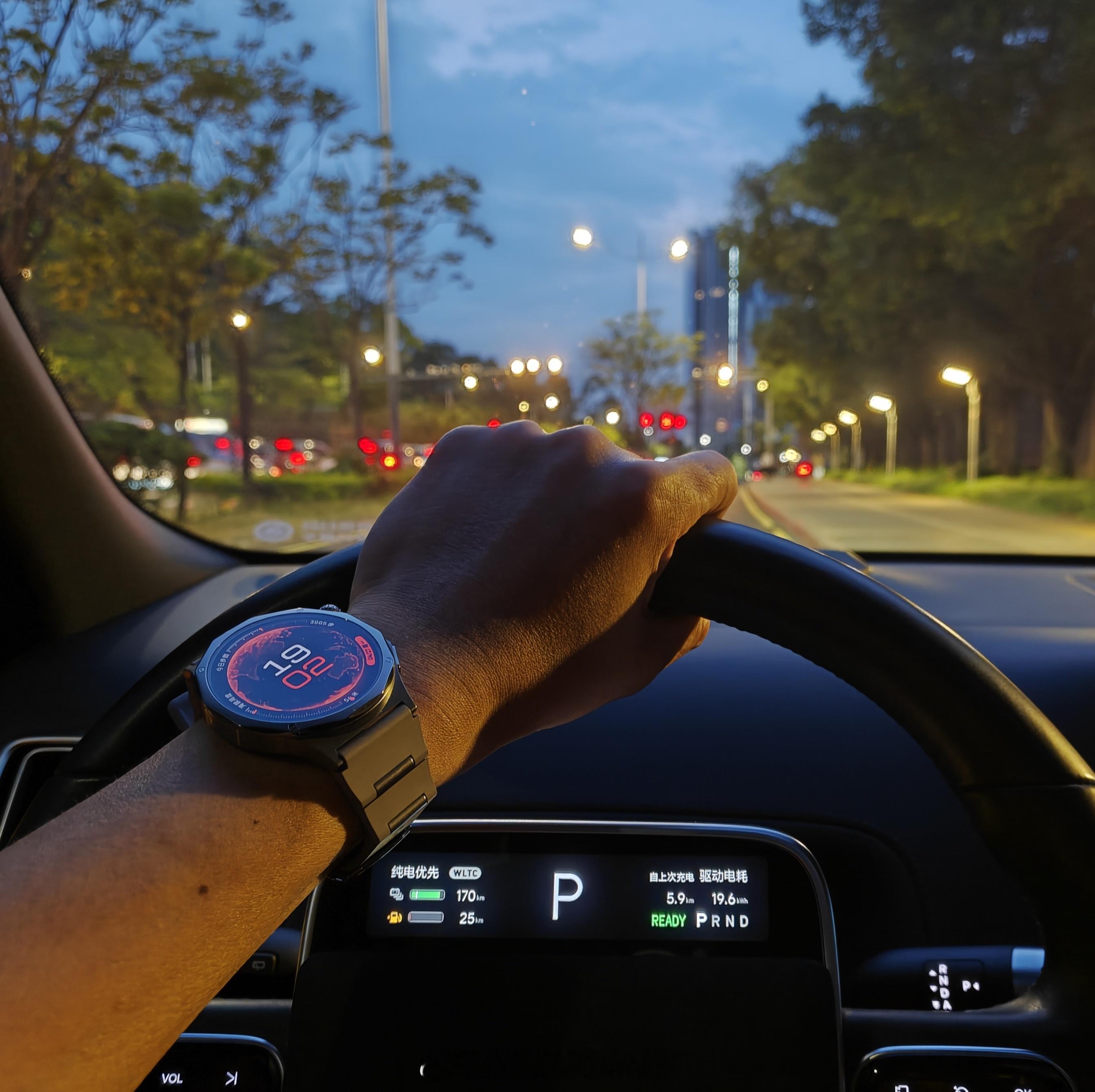 夜幕降临蓝调时分是一天里最舒服的，听着喜欢的歌曲穿梭在晚高峰的车流中，不急不慢向