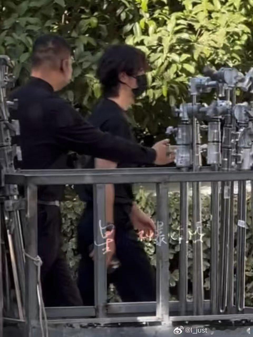 王一博香奈儿上班路透王一博全黑look上班路透王一博香奈儿上班路透，期待，帅住了