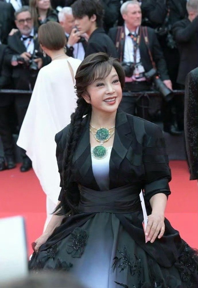 刘晓庆被举报偷税刘晓庆偷逃税款并非初犯，2002年，47岁的她因此入狱，在秦城监
