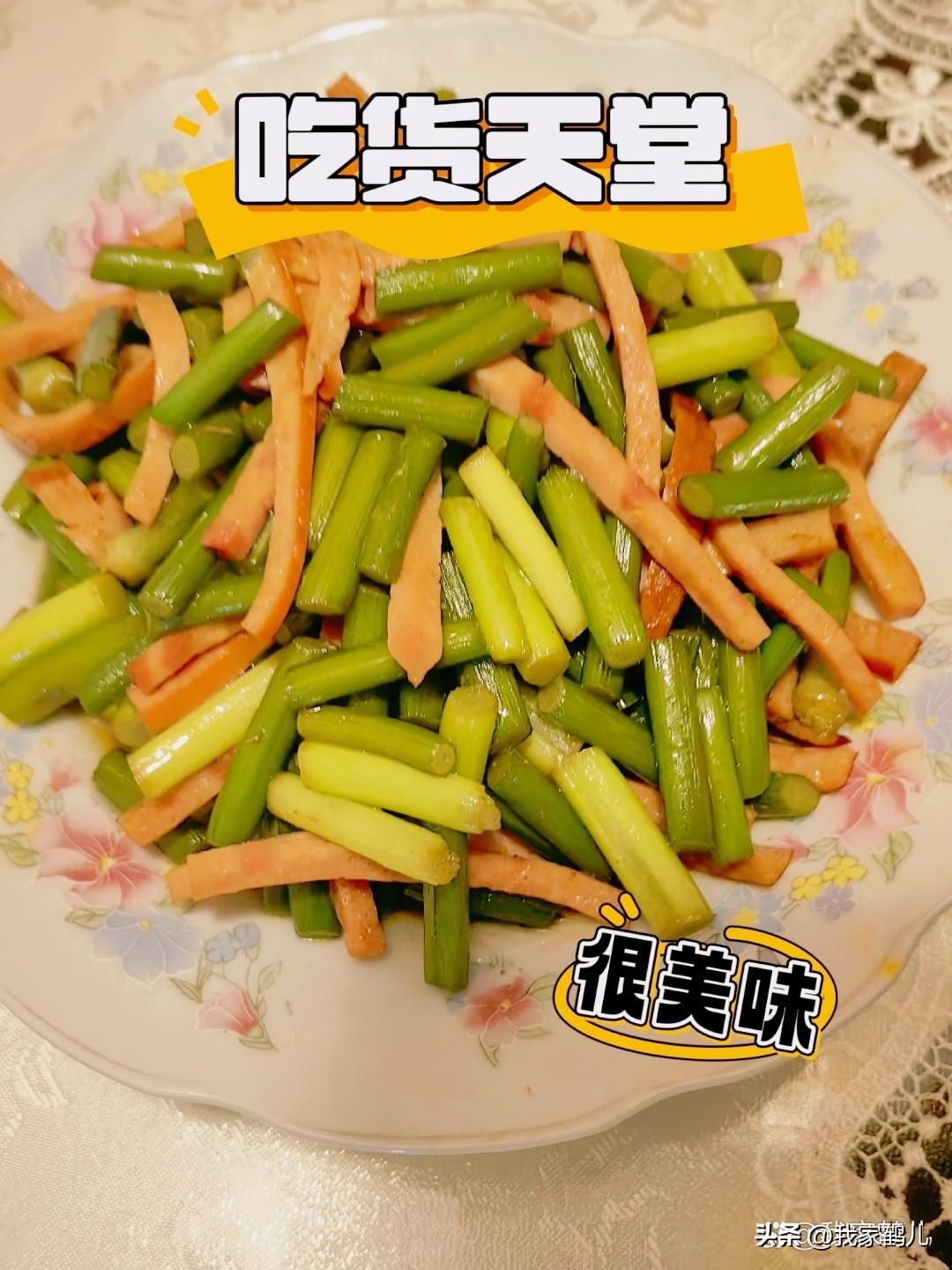 简直就像走进了吃货的天堂！😍
这两道菜一上桌，米饭直接遭殃！
蒜苔肉丝鲜辣够味