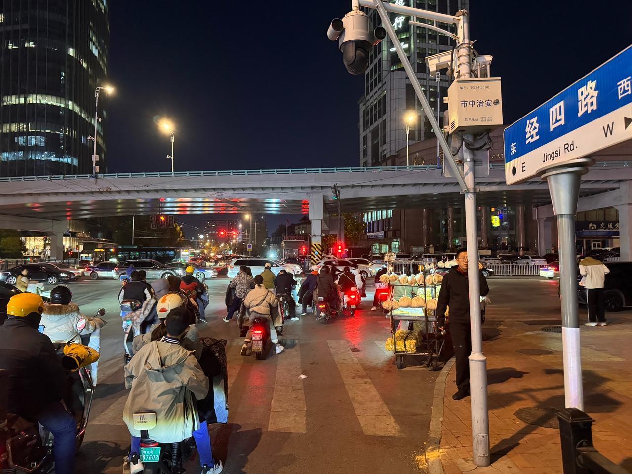 为何说济南经四路立交桥记录着打工人足迹？这是济南一条特别重要的街道，很多人上下班