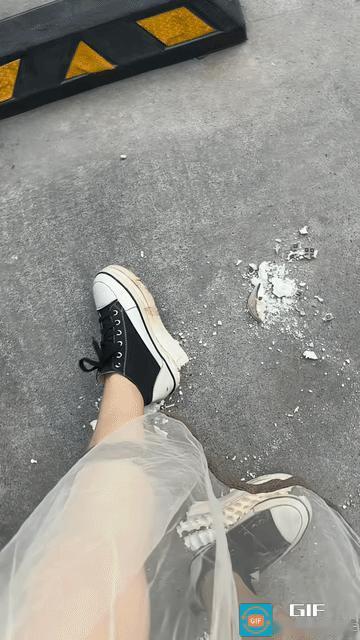 女子在大街上走着，脚下突然有点不对劲，踩着踩着，整个厚底鞋底直接开始往下掉，几分