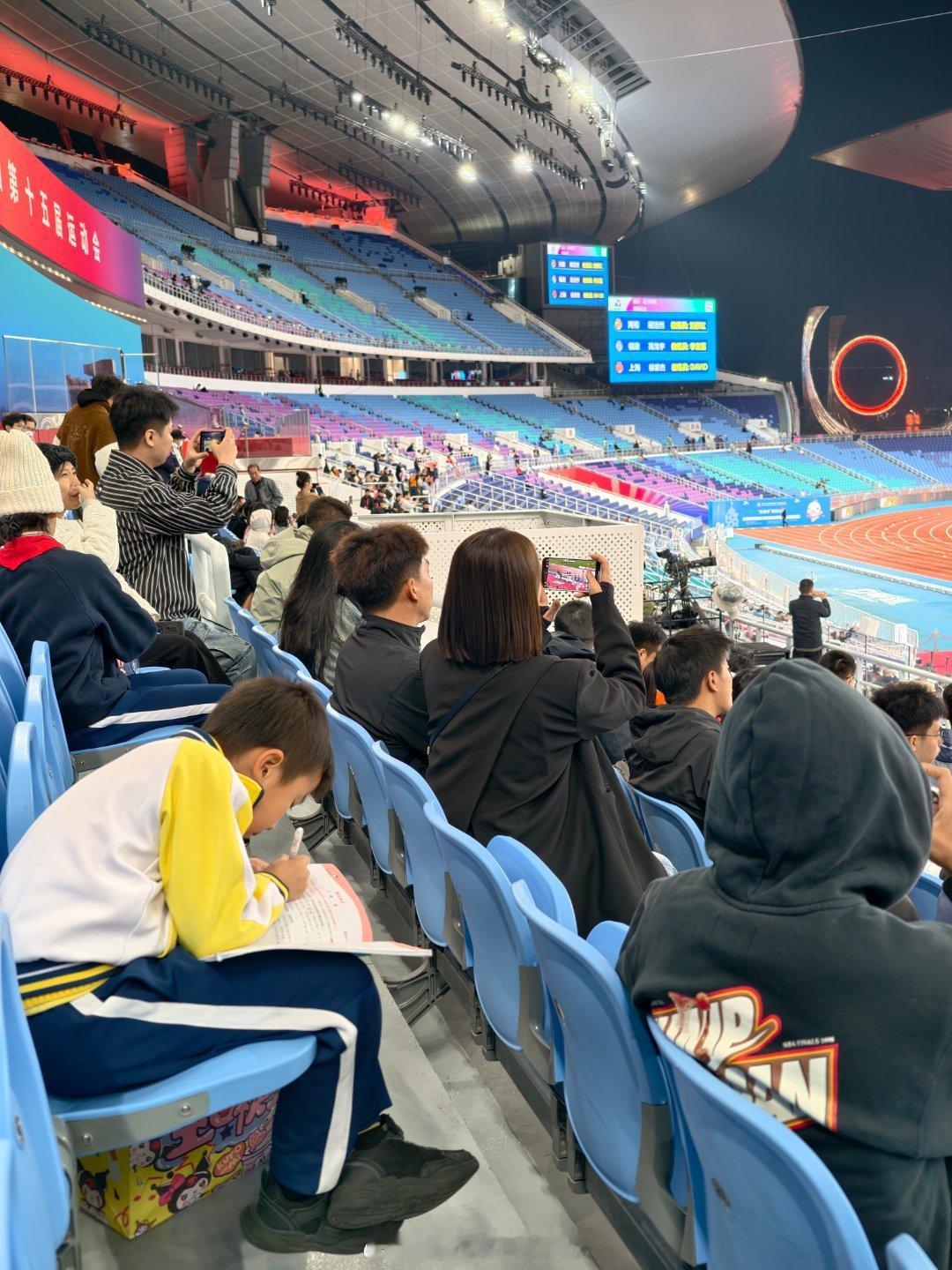 谁说你因为上课，就不能来看 热爱不分时刻！