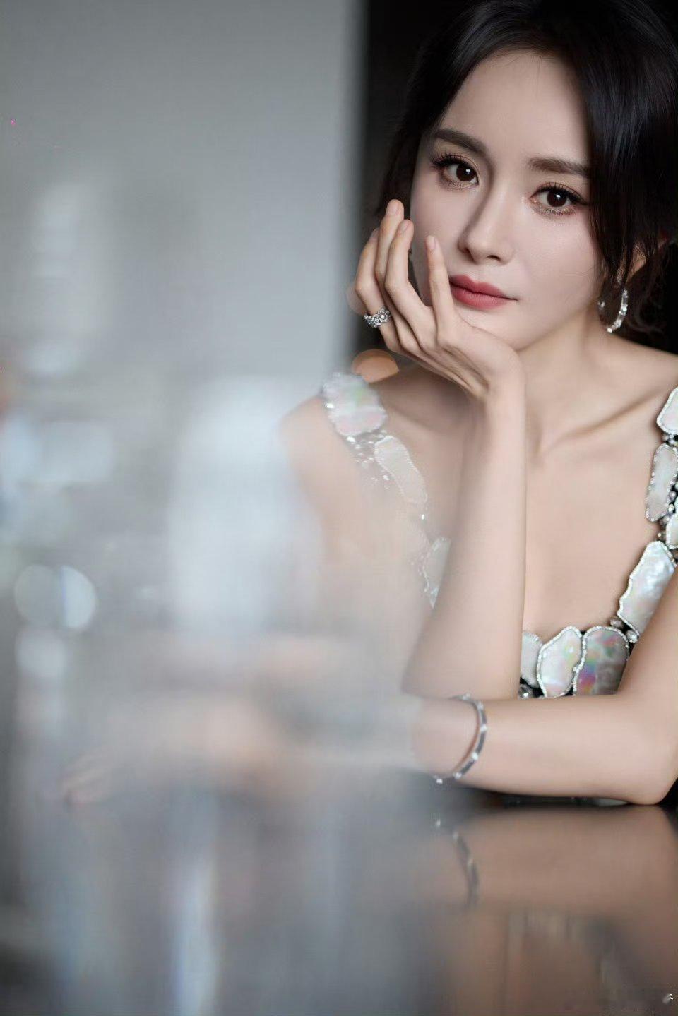 被杨幂美得大吸一口凉气我们幂姐的美貌就是最顶级的“杀伤力”，这状态谁能顶得住啊！