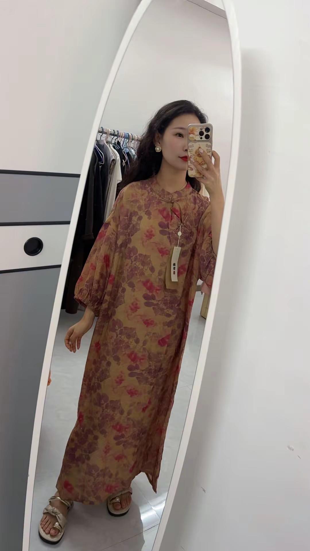 在一个普通的下午 李女士穿上了心心念念的大袍子