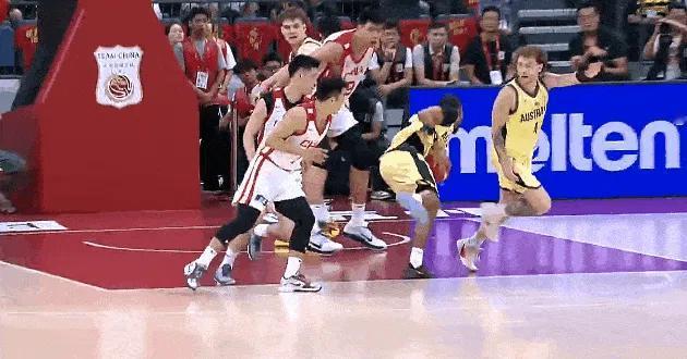 广州超级中锋徐昕终于支棱起来了！在今晚中国男篮对阵澳大利亚的第一节比赛中，徐昕补