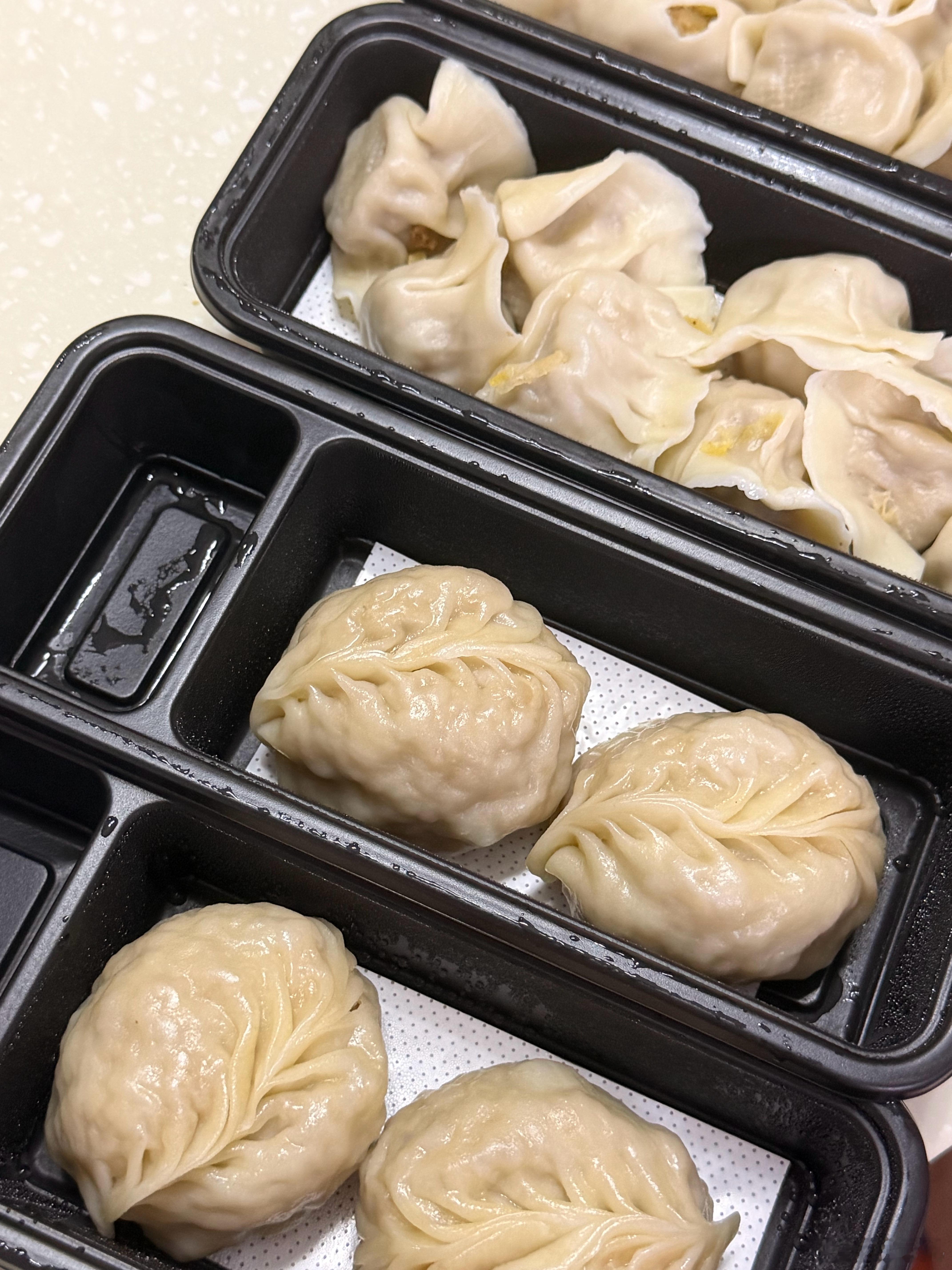 跟朋友看恋综，里面有三个女生都对同一个男生有点好感，而且都说了自己想吃面食，一个