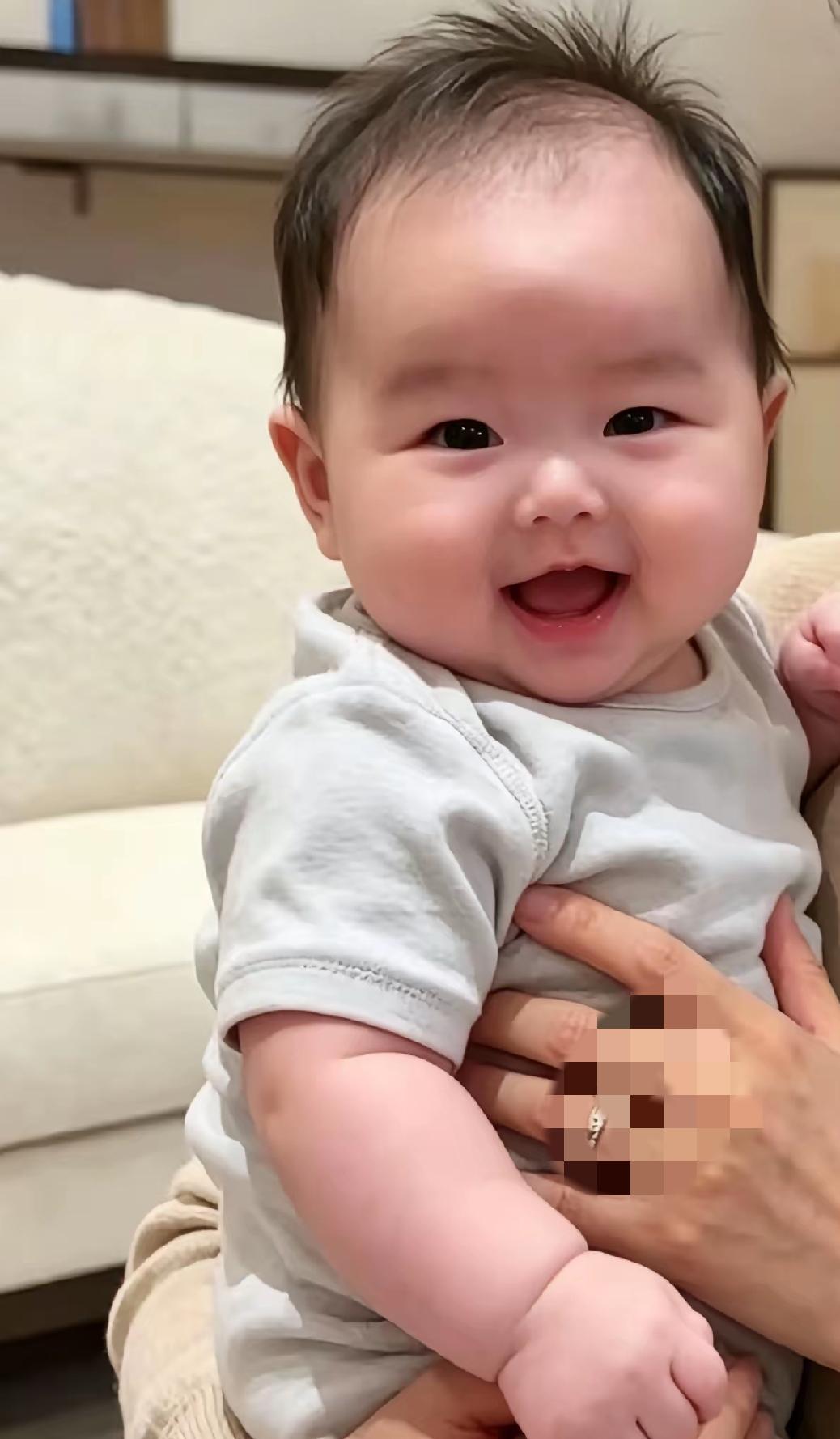 全家独宠小汪宝 玥儿成长暖心细节首度曝光
 
二胎家庭最动人的模样，从来不是偏爱
