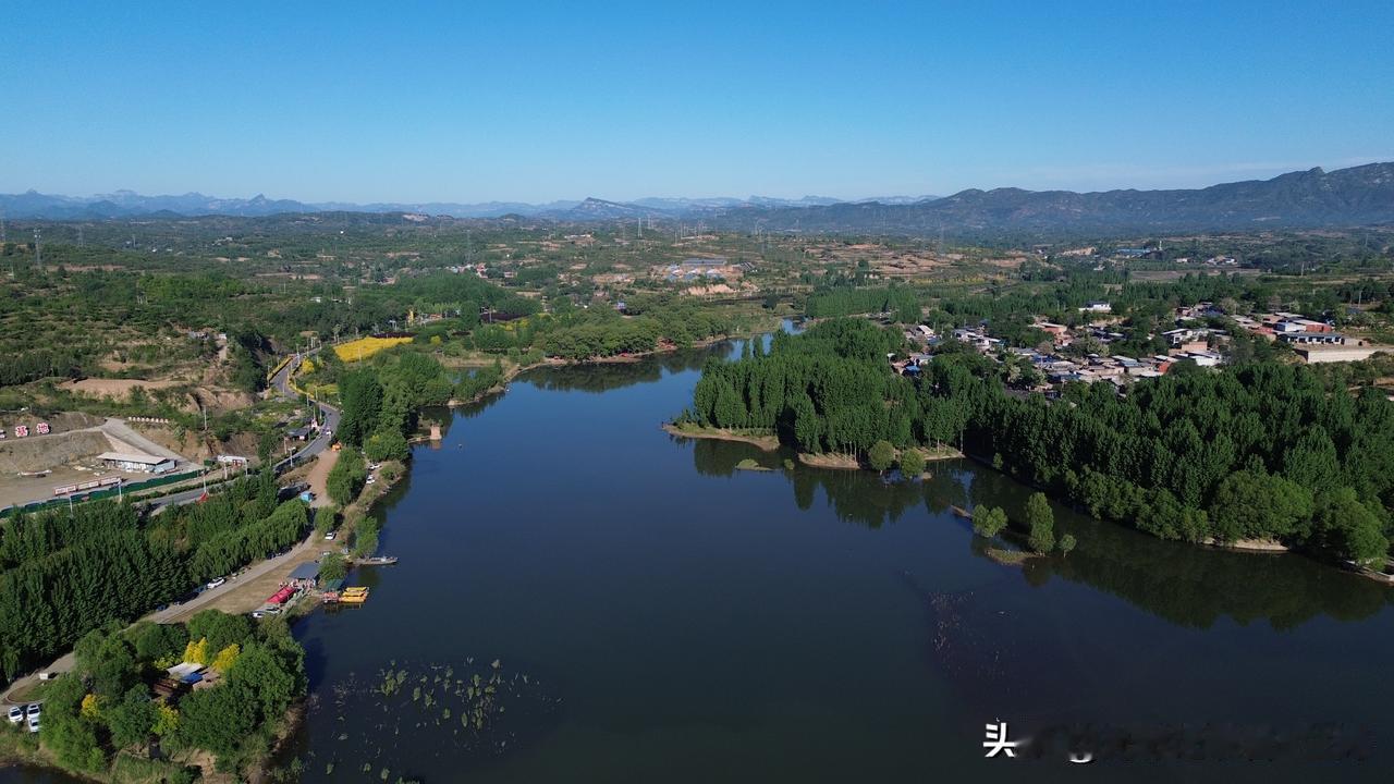 【🌊家乡的宝藏水库，美到心坎里！📸】

晨光初破晓，家乡的水库便披上了一层薄